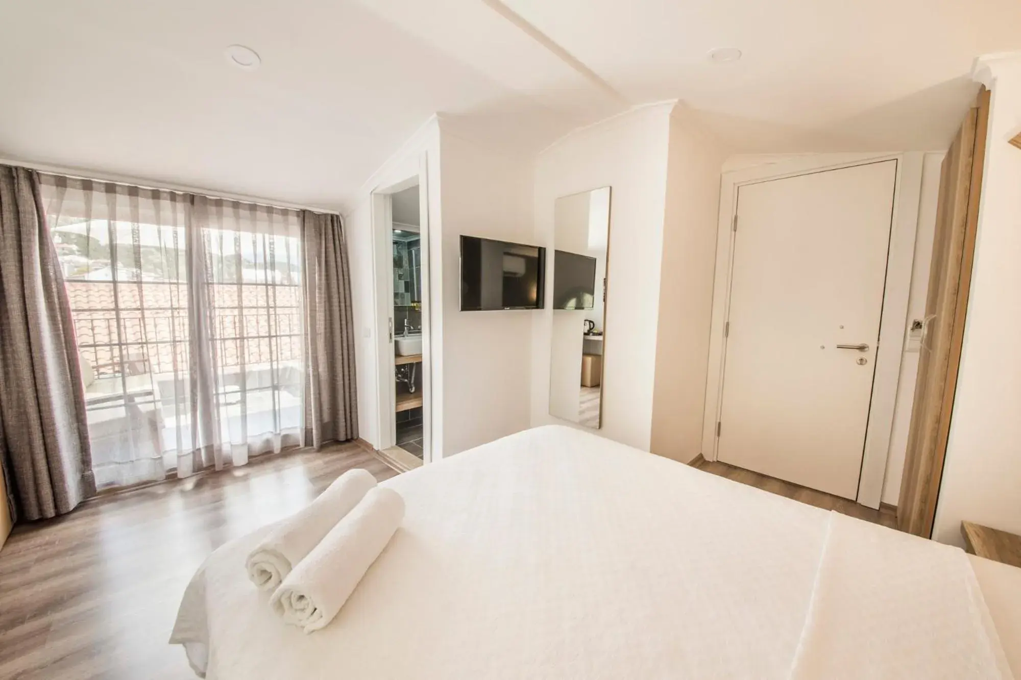 TV and multimedia, Bed in dekatria rooms&aparts TV and multimedia, Bed in dekatria rooms&aparts