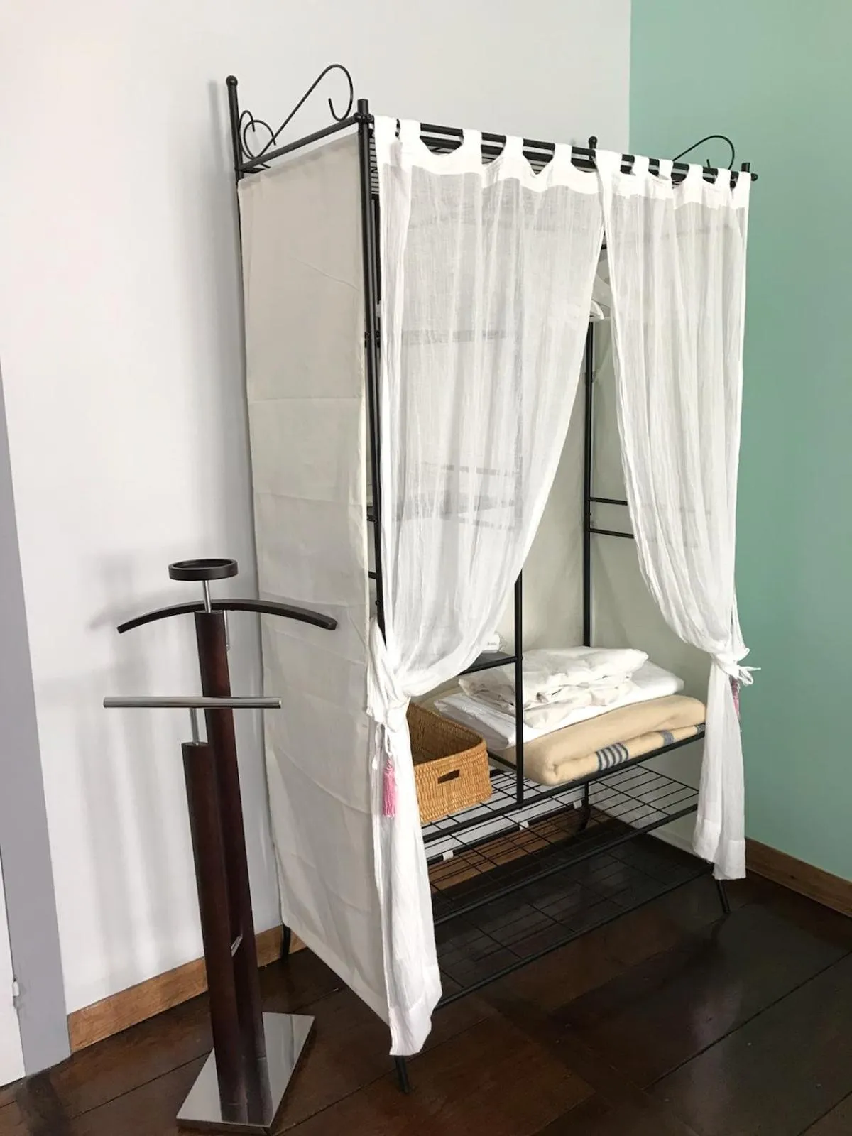 Photo of the whole room in AUX ROSIERS