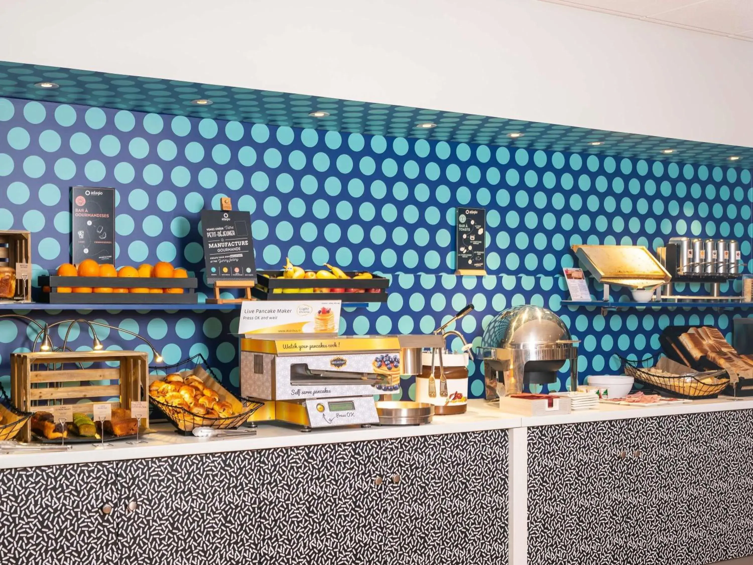 Breakfast in Aparthotel Adagio Val d'Europe près de Disneyland Paris Breakfast in Aparthotel Adagio Val d'Europe près de Disneyland Paris
