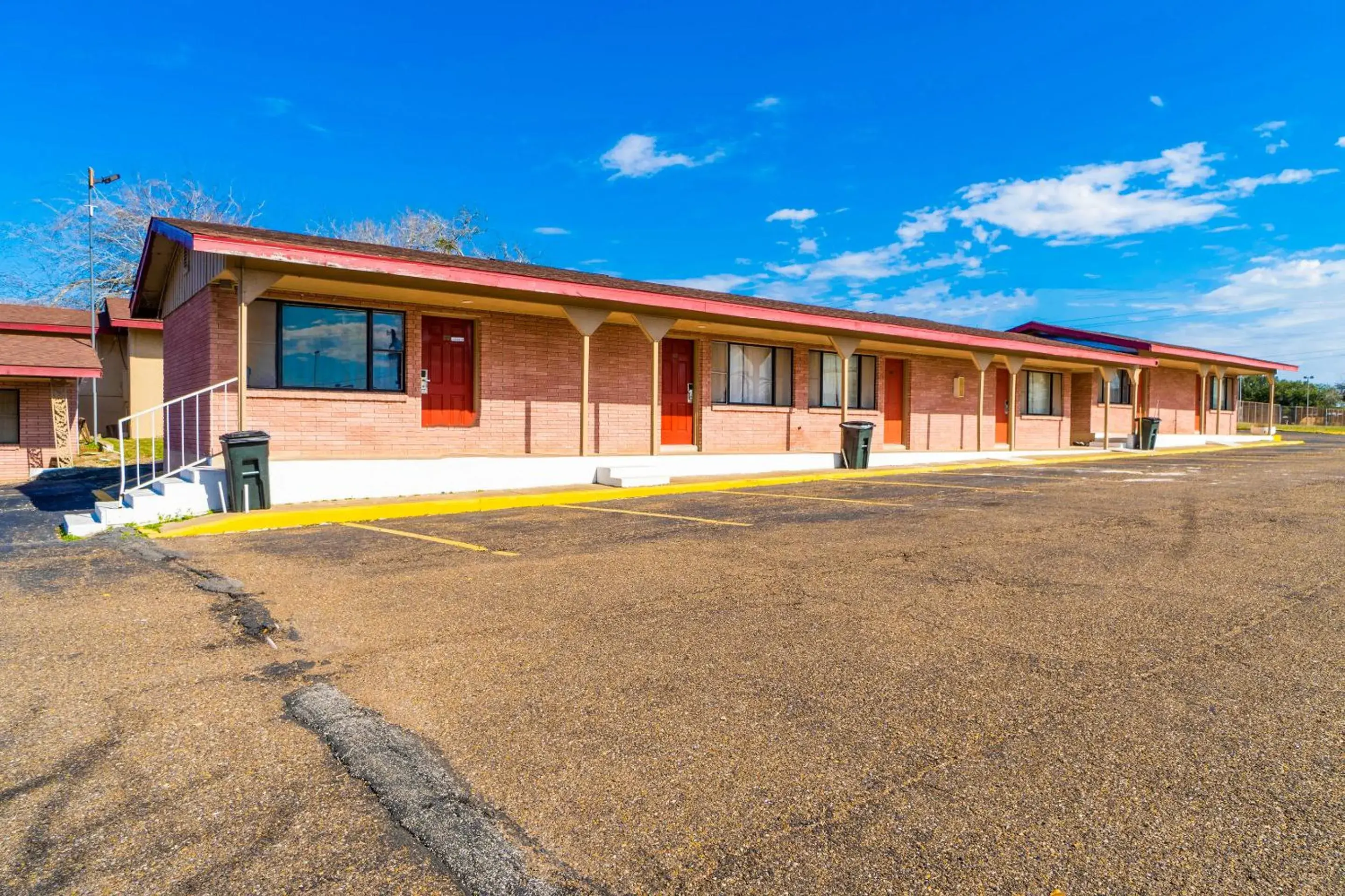 Property building in Capital O Hotel Beeville -US 181 Property building in Capital O Hotel Beeville -US 181