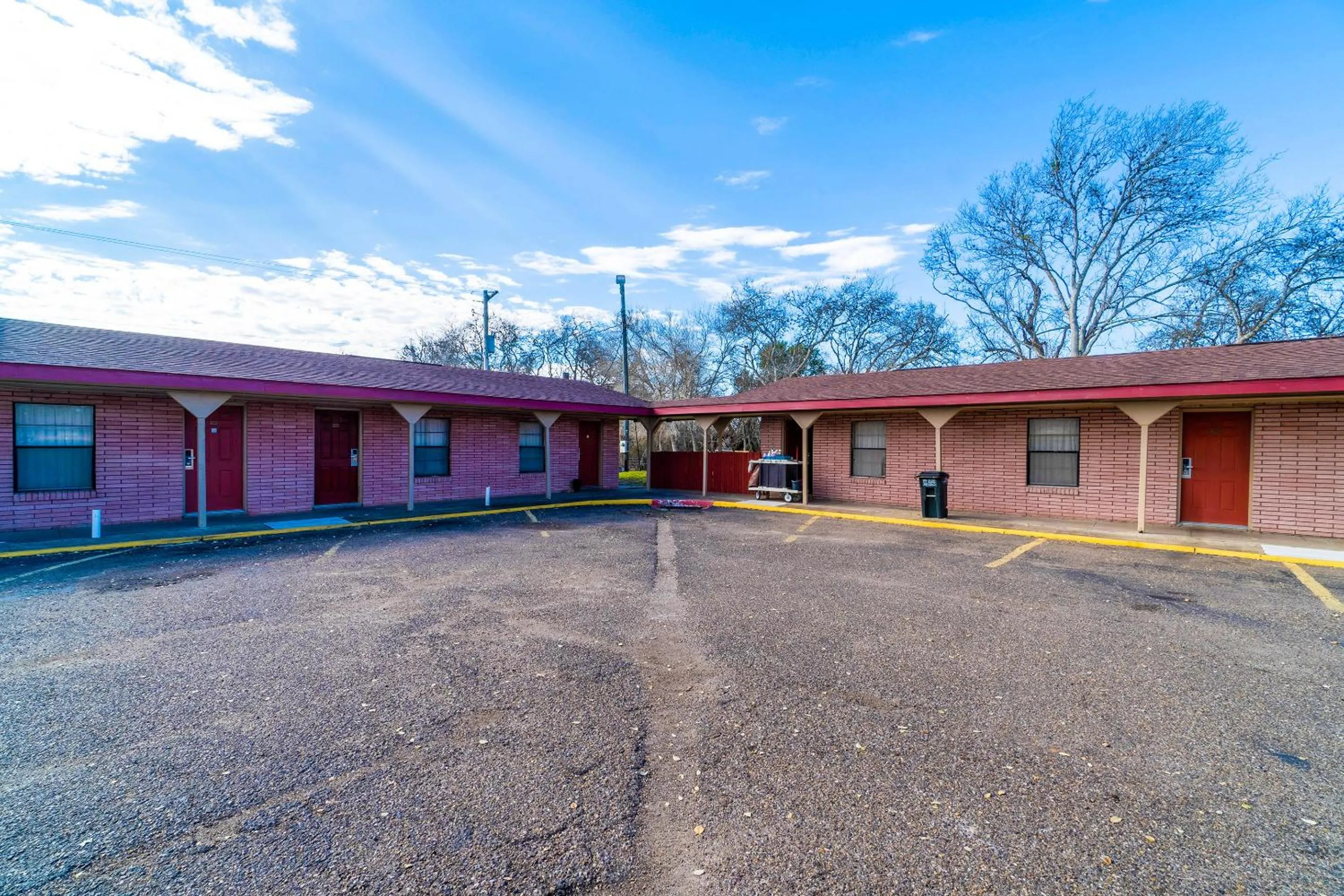 Facade/entrance in Capital O Hotel Beeville -US 181