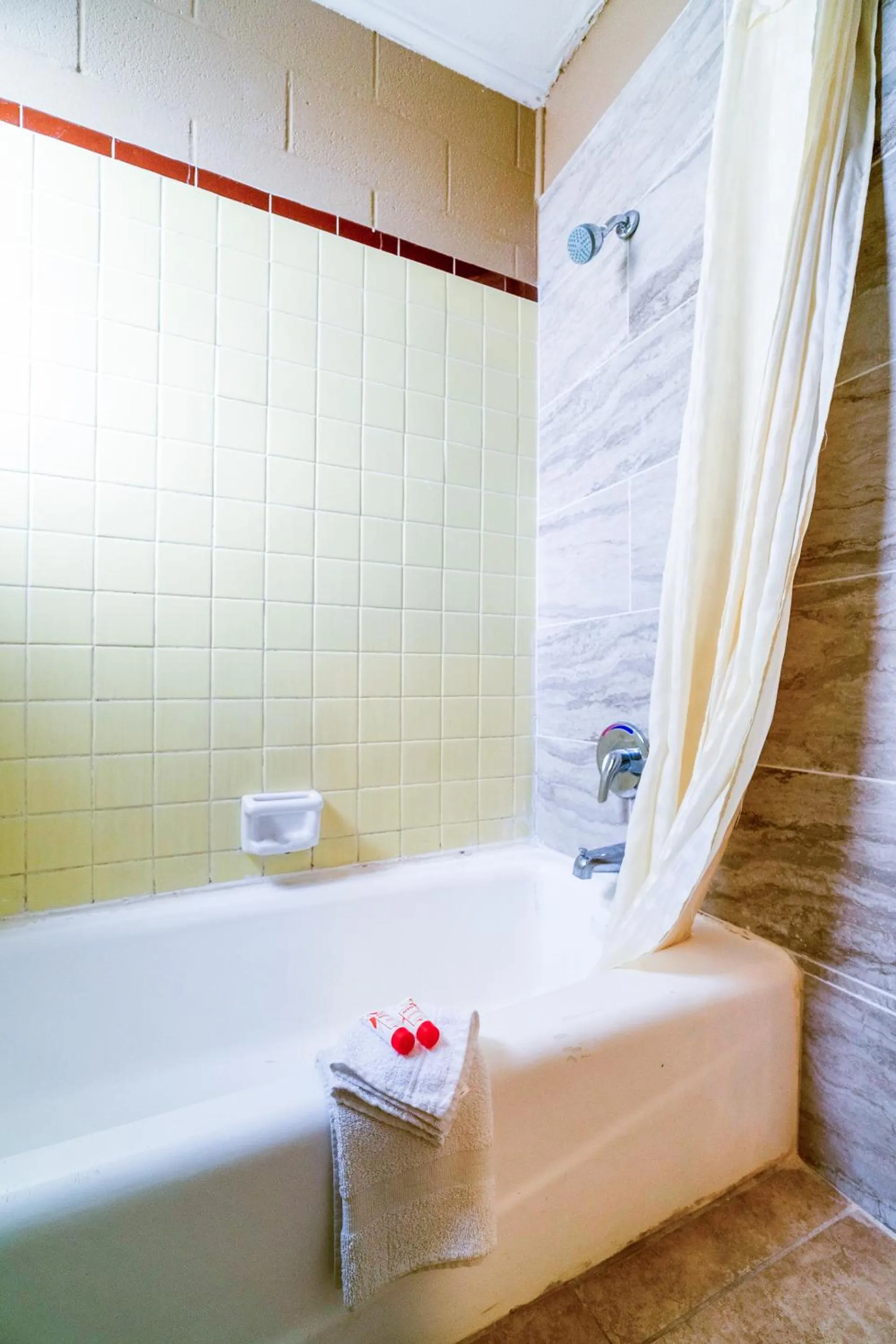 Bathroom in Capital O Hotel Beeville -US 181