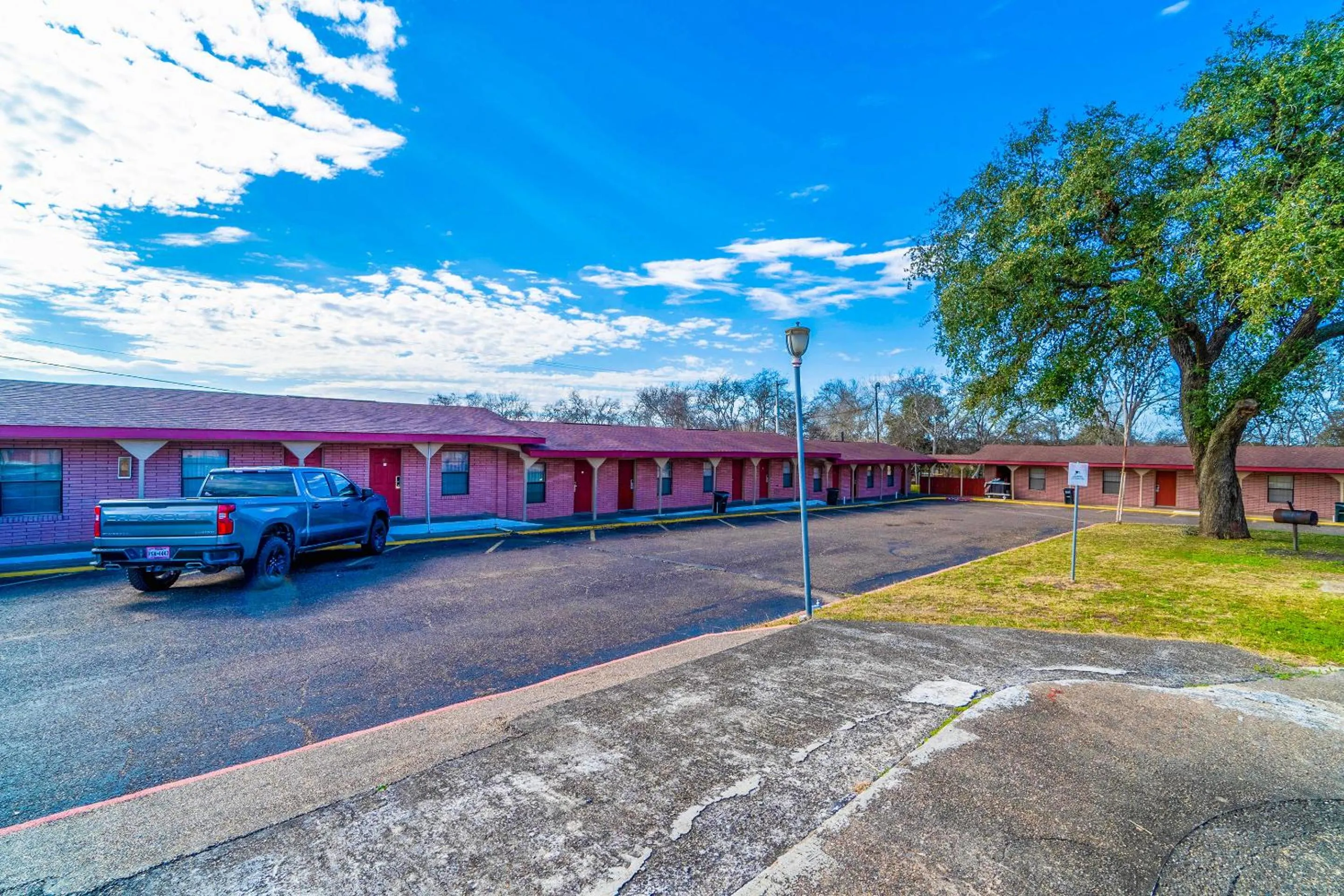 Parking in Capital O Hotel Beeville -US 181