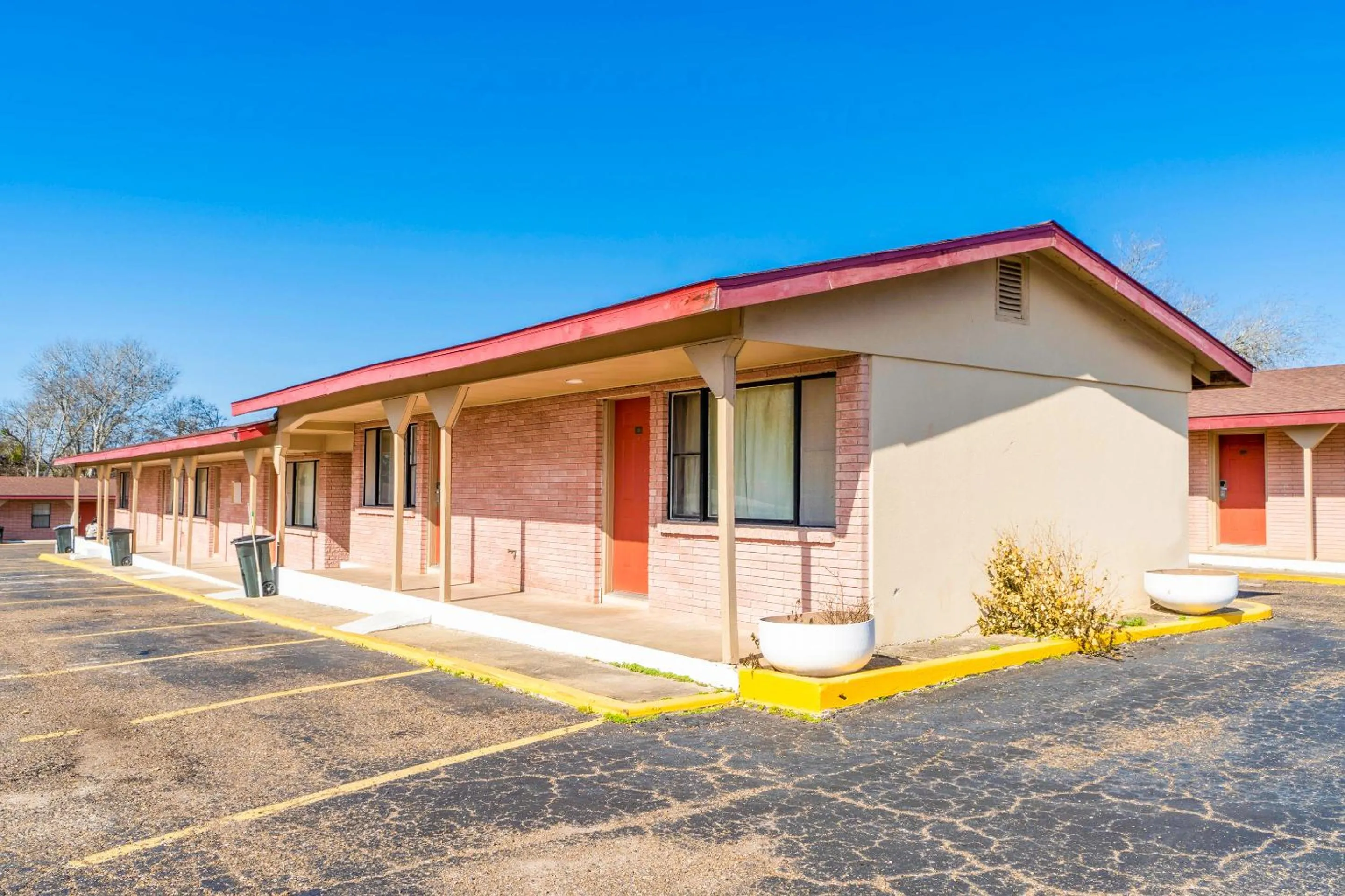 Property building in Capital O Hotel Beeville -US 181