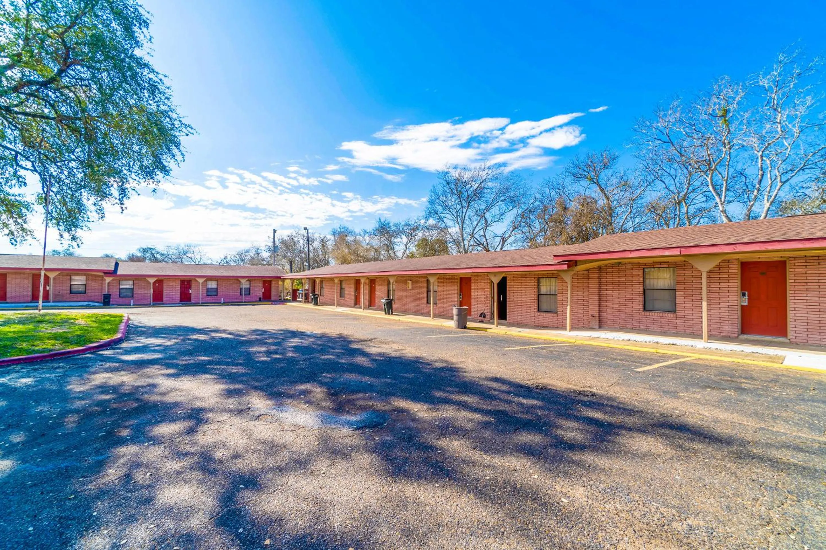 Property building in Capital O Hotel Beeville -US 181