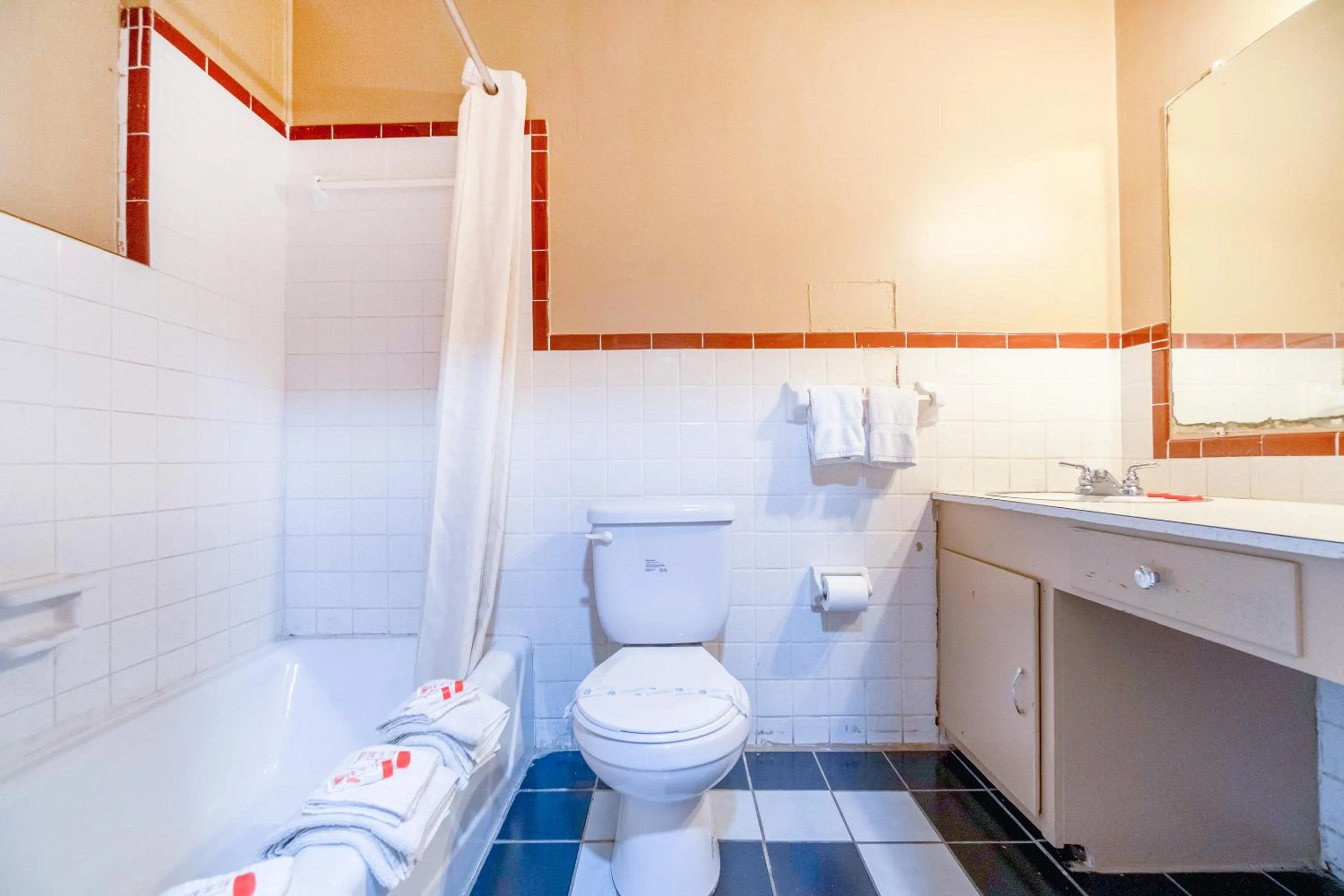 Bathroom in Capital O Hotel Beeville -US 181