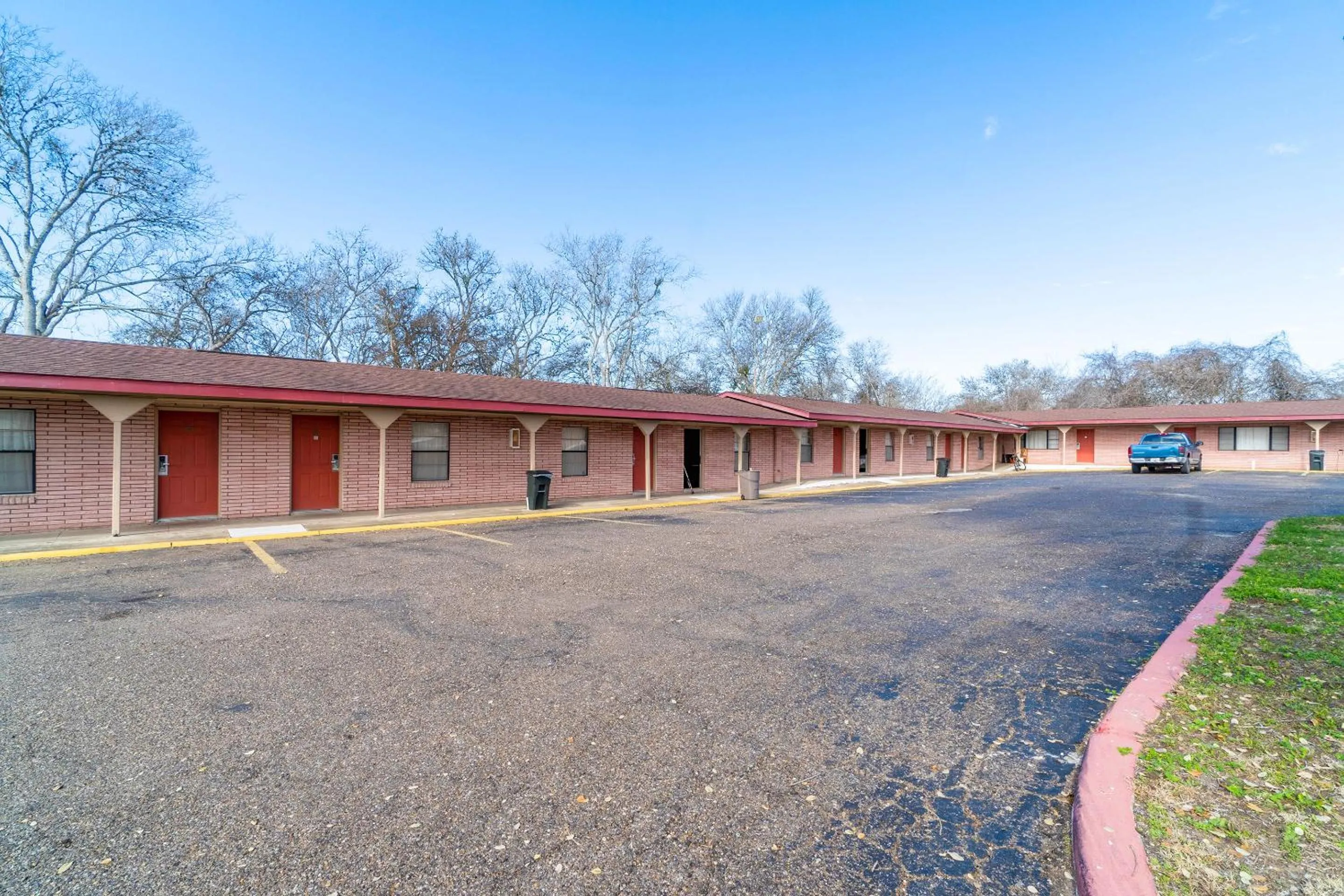 Property building in Capital O Hotel Beeville -US 181