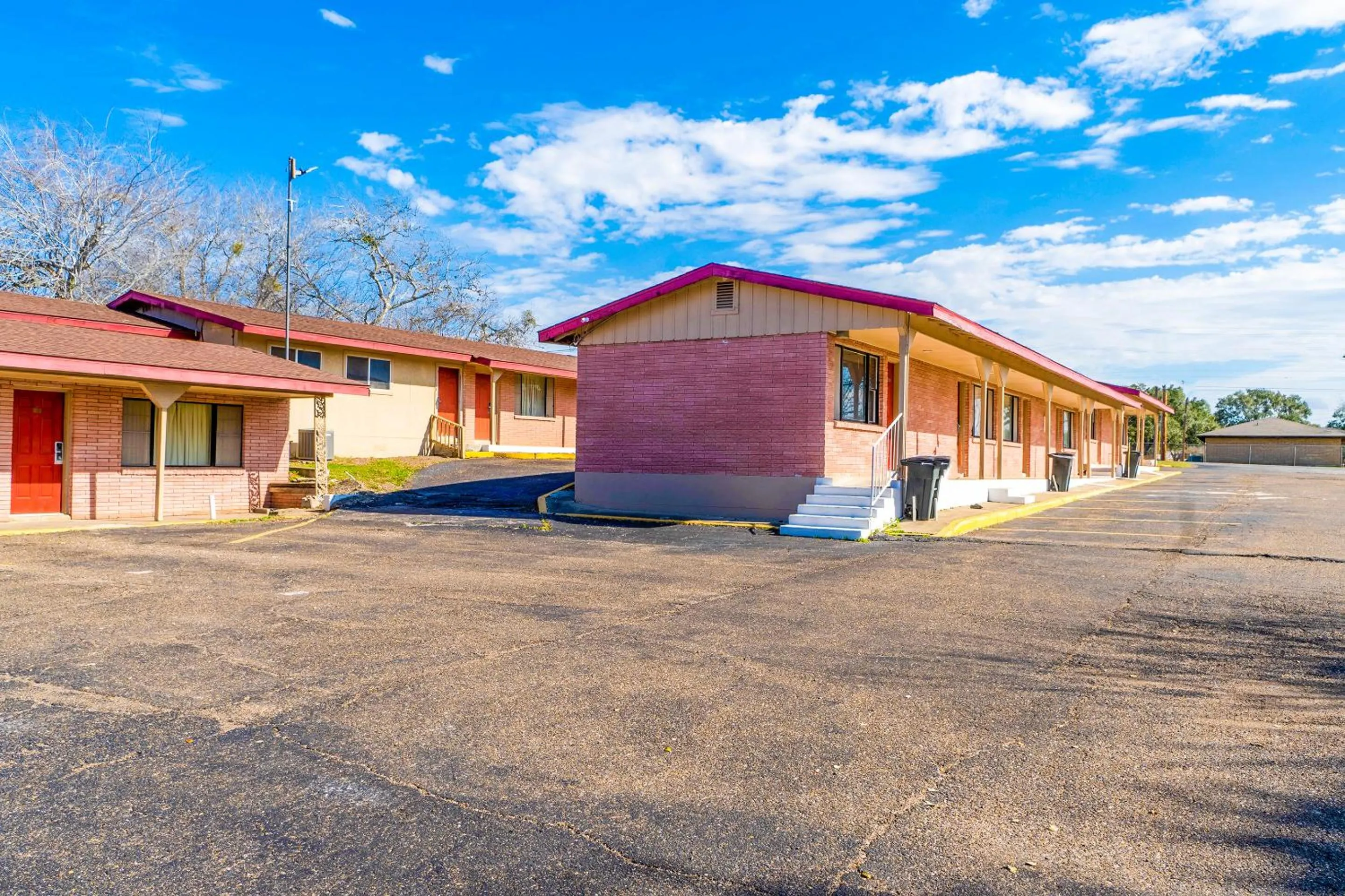 Property building in Capital O Hotel Beeville -US 181