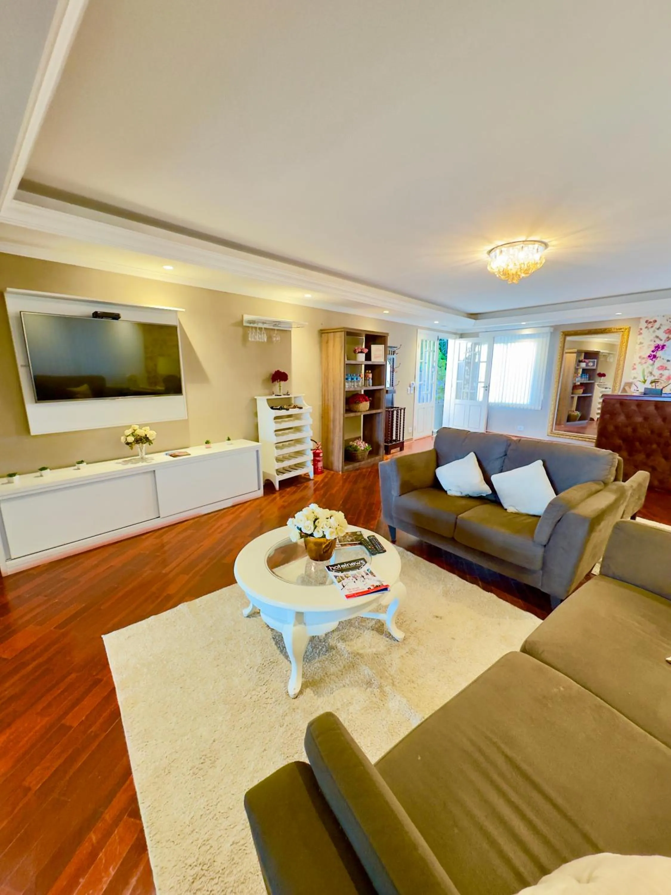 Communal lounge/ TV room in Pousada Refúgio das Rosas - Campos do Jordão