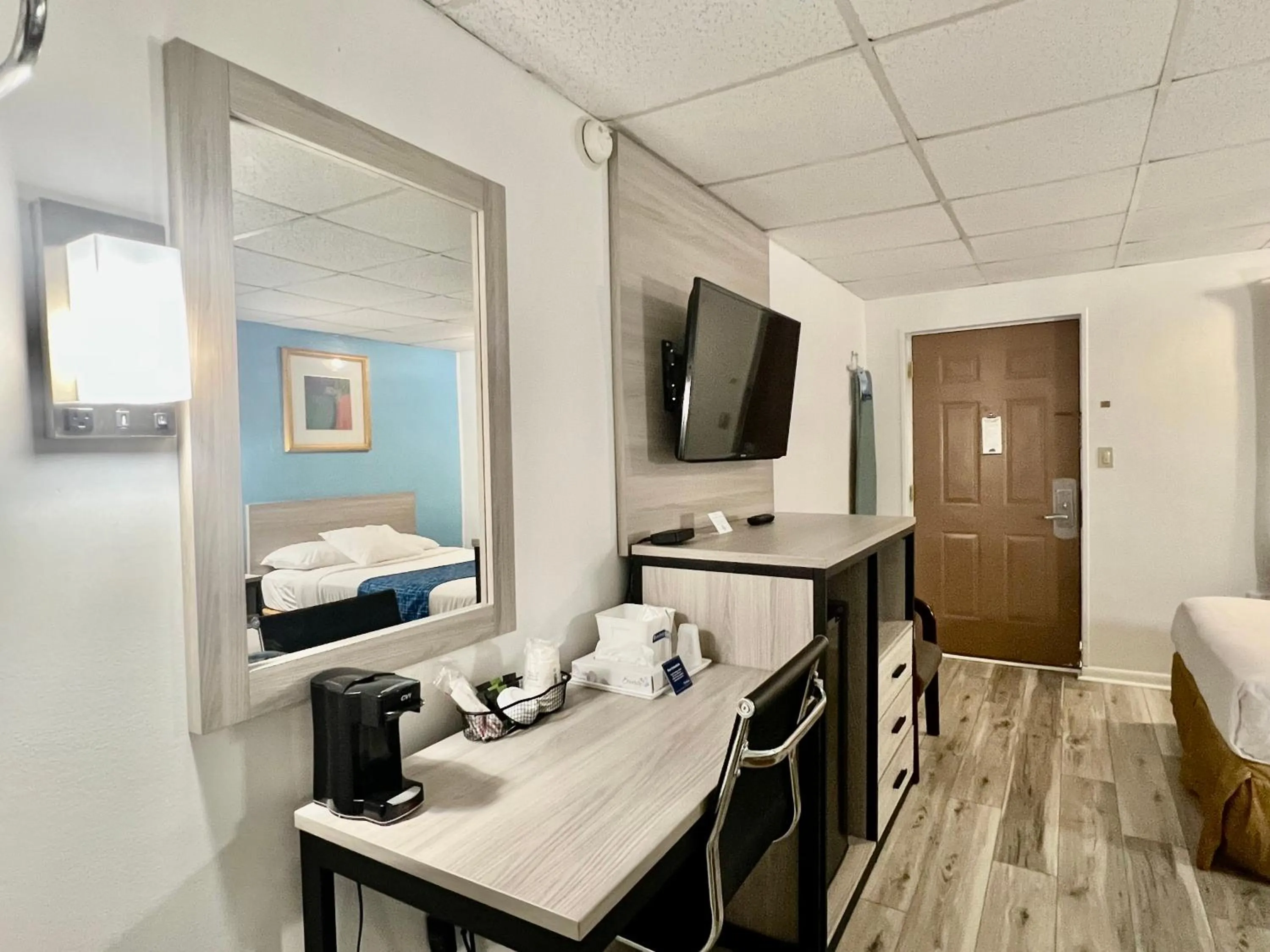 TV and multimedia, Bed in Travelodge by Wyndham Hershey