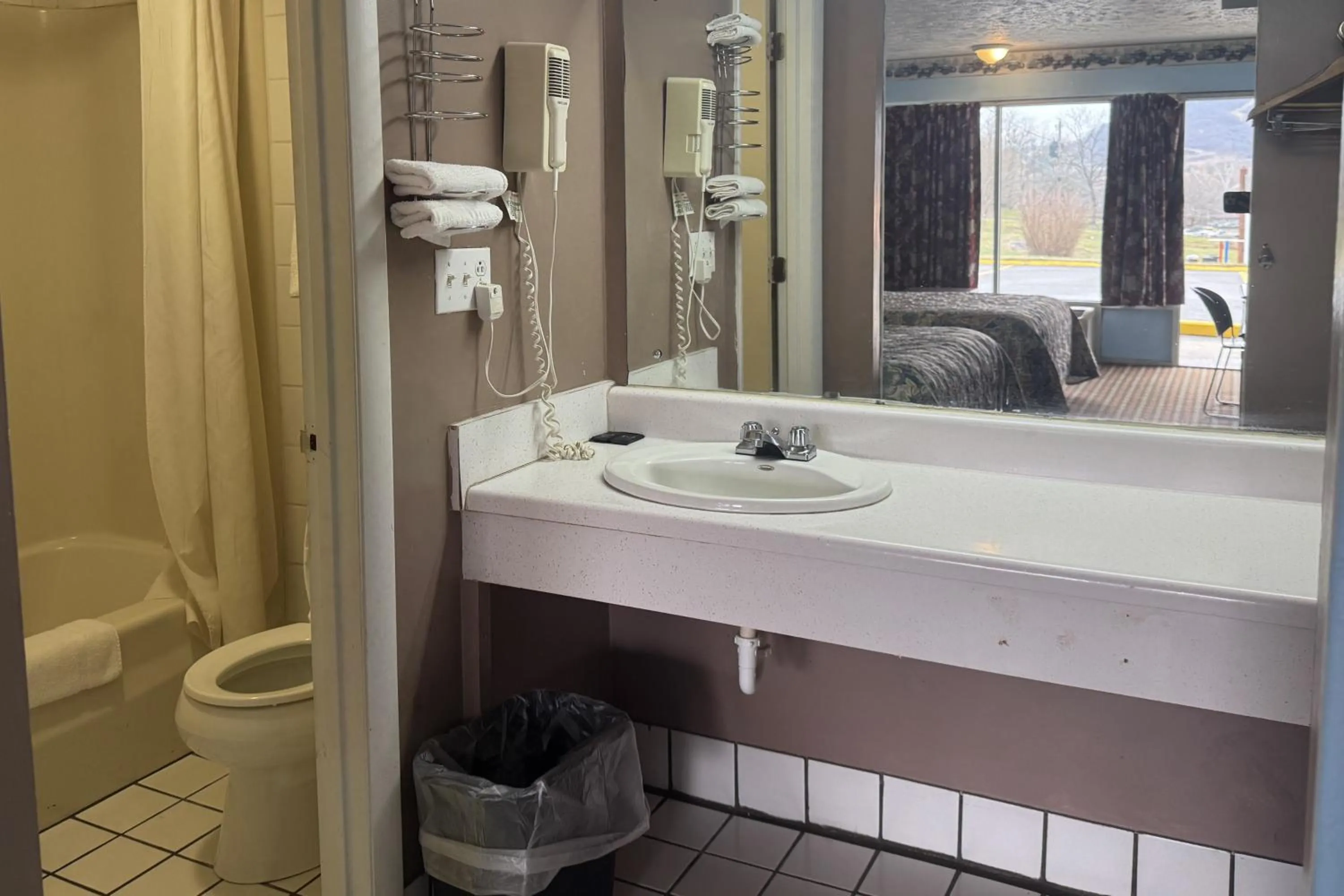 Bathroom in Capital O Fincastle Motor Inn Tazewell