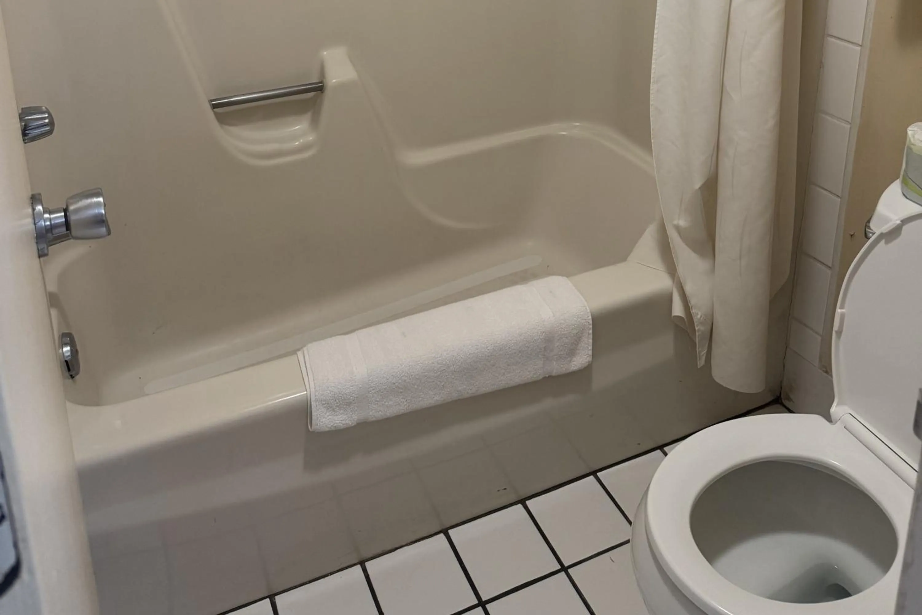 Bathroom in Capital O Fincastle Motor Inn Tazewell