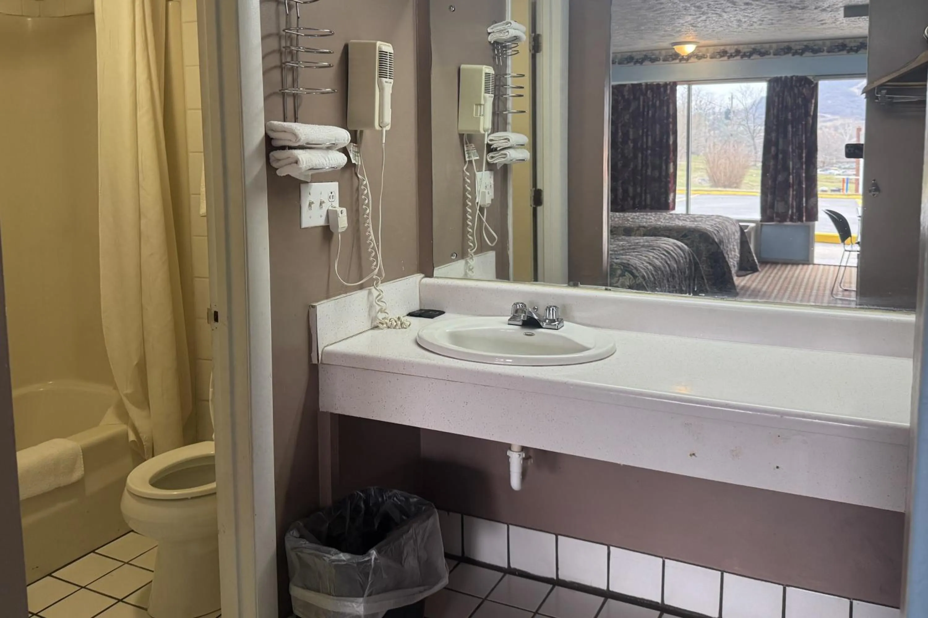 Bathroom, Bed in Capital O Fincastle Motor Inn Tazewell