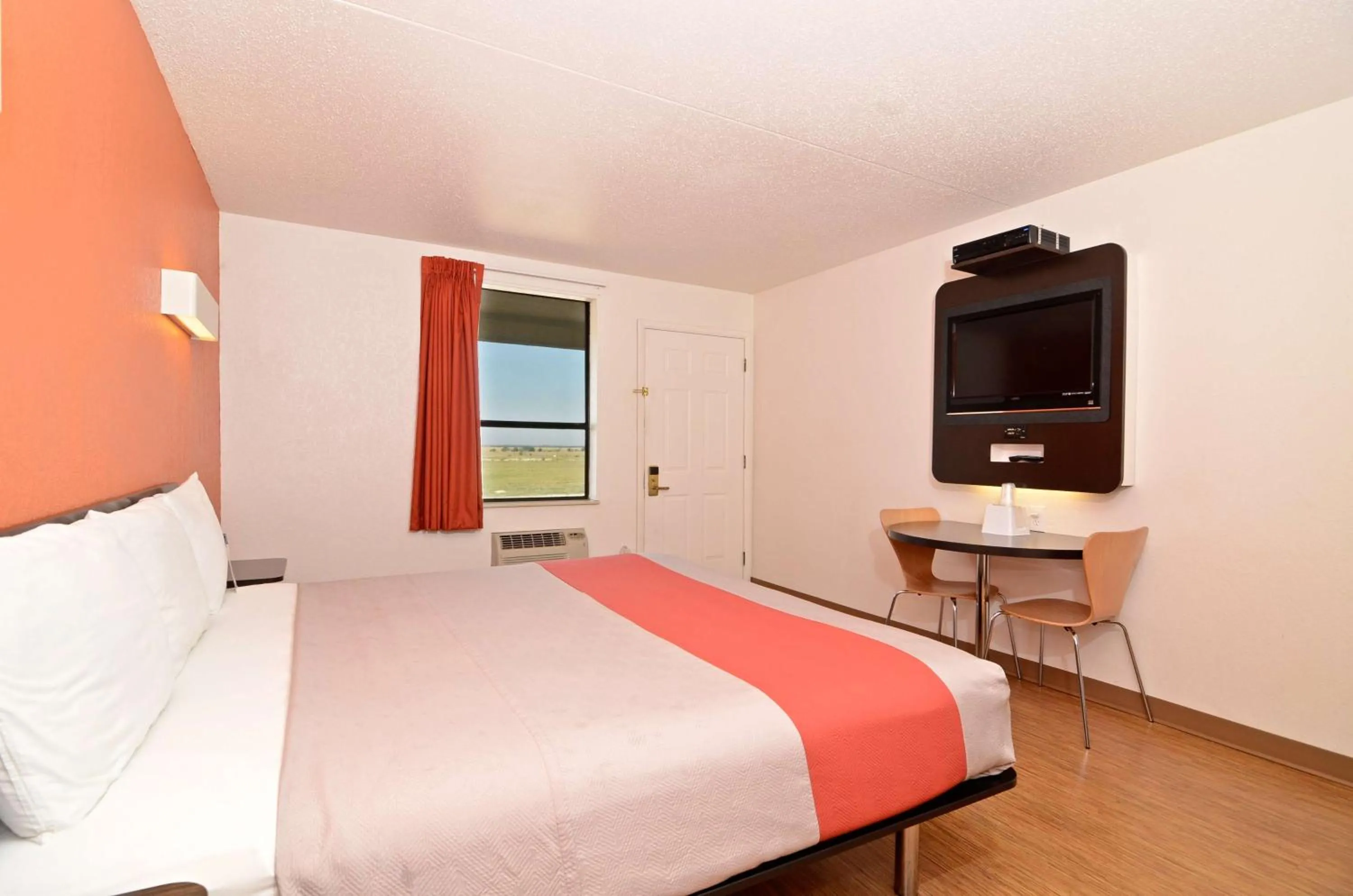 TV and multimedia, Bed in Motel 6-South Haven, KS