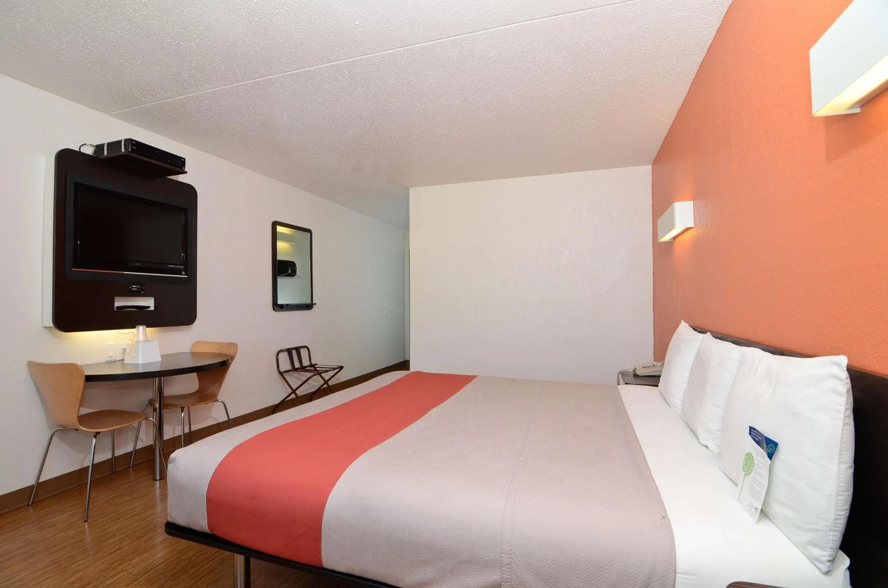 TV and multimedia, Bed in Motel 6-South Haven, KS