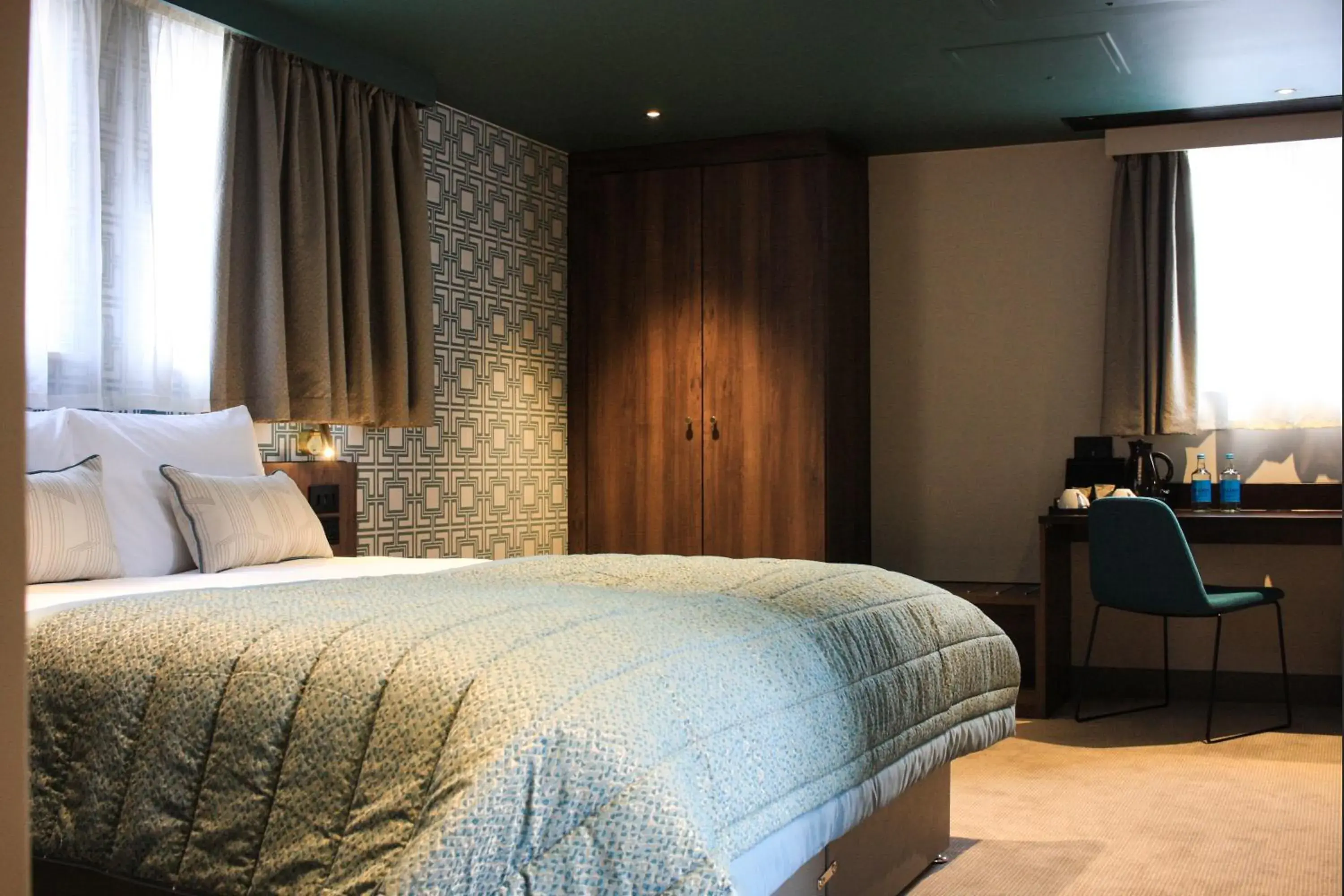 Coffee/tea facilities, Bed in The Comet London Hatfield Coffee/tea facilities, Bed in The Comet London Hatfield