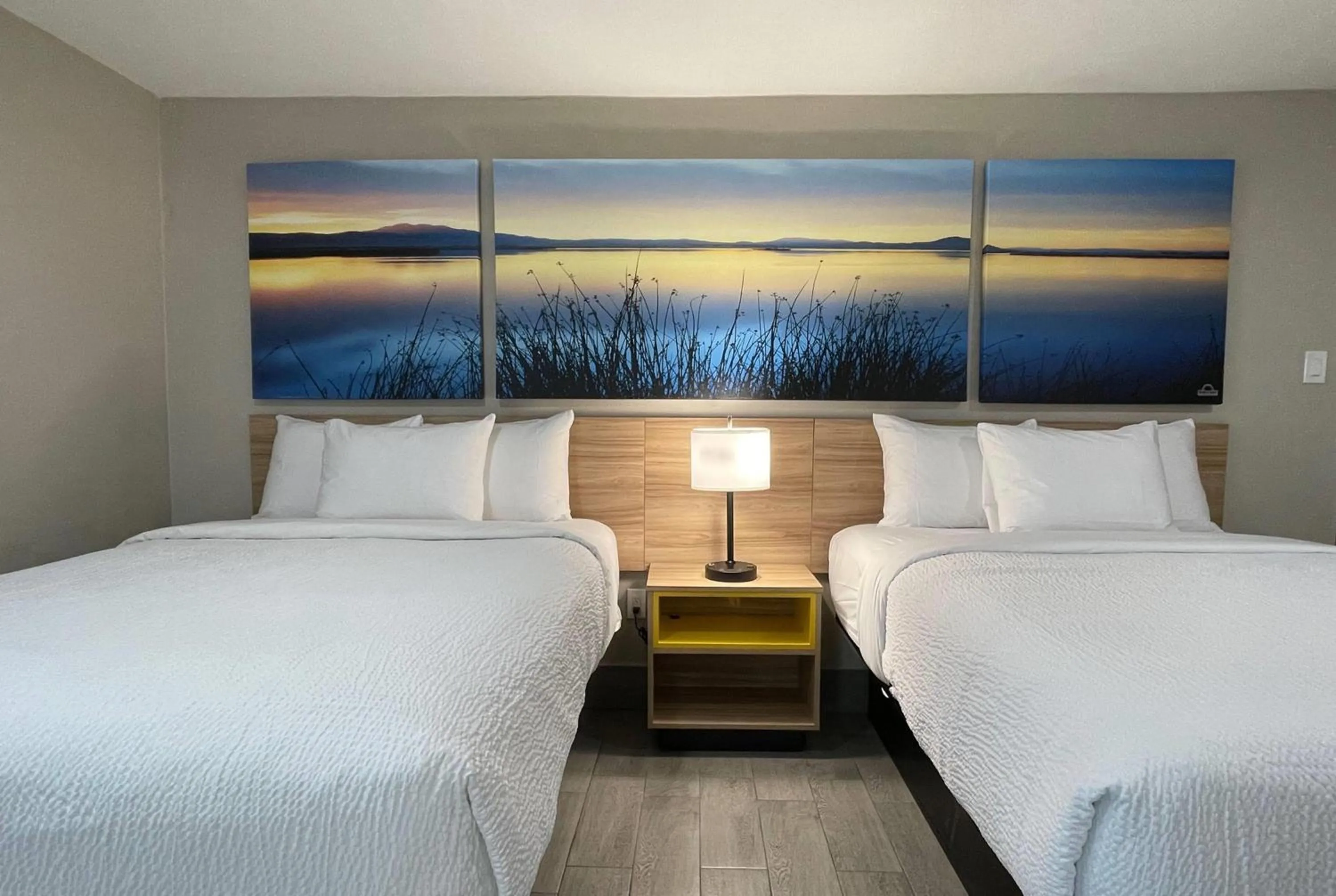 Photo of the whole room, Bed in Days Inn by Wyndham Sulphur Springs