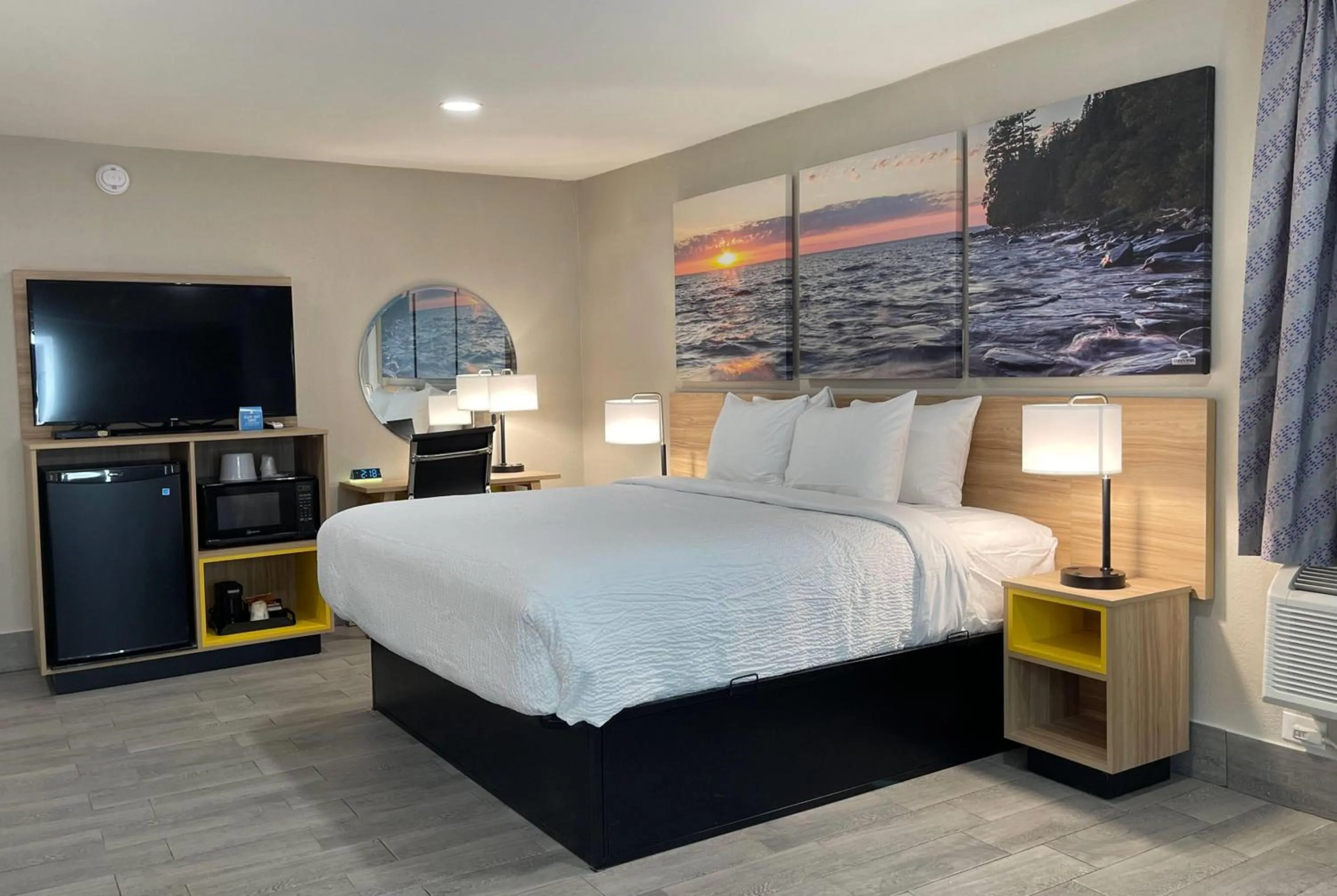 Photo of the whole room, Bed in Days Inn by Wyndham Sulphur Springs