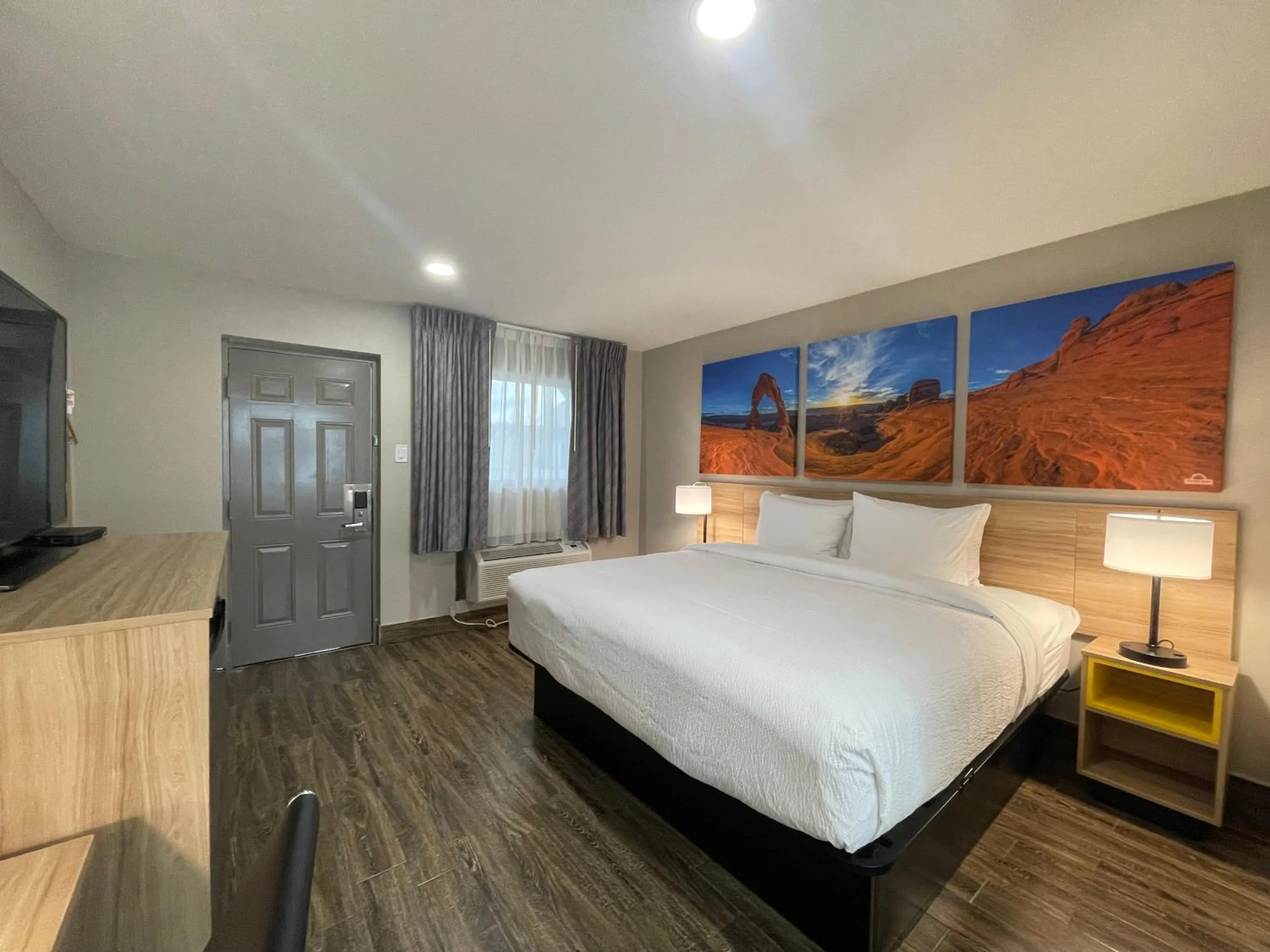 Bed in Days Inn by Wyndham Sulphur Springs