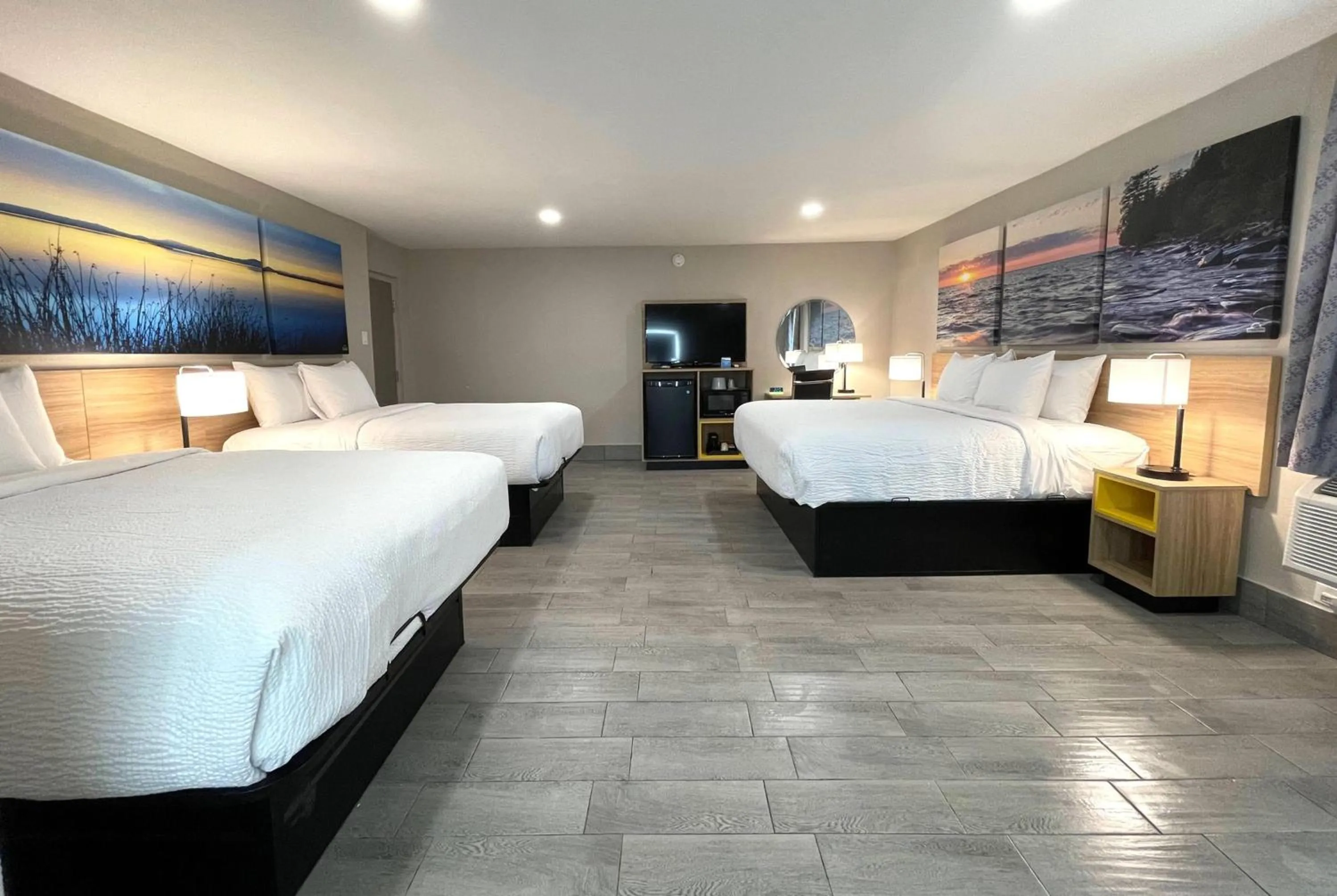 Photo of the whole room, Bed in Days Inn by Wyndham Sulphur Springs