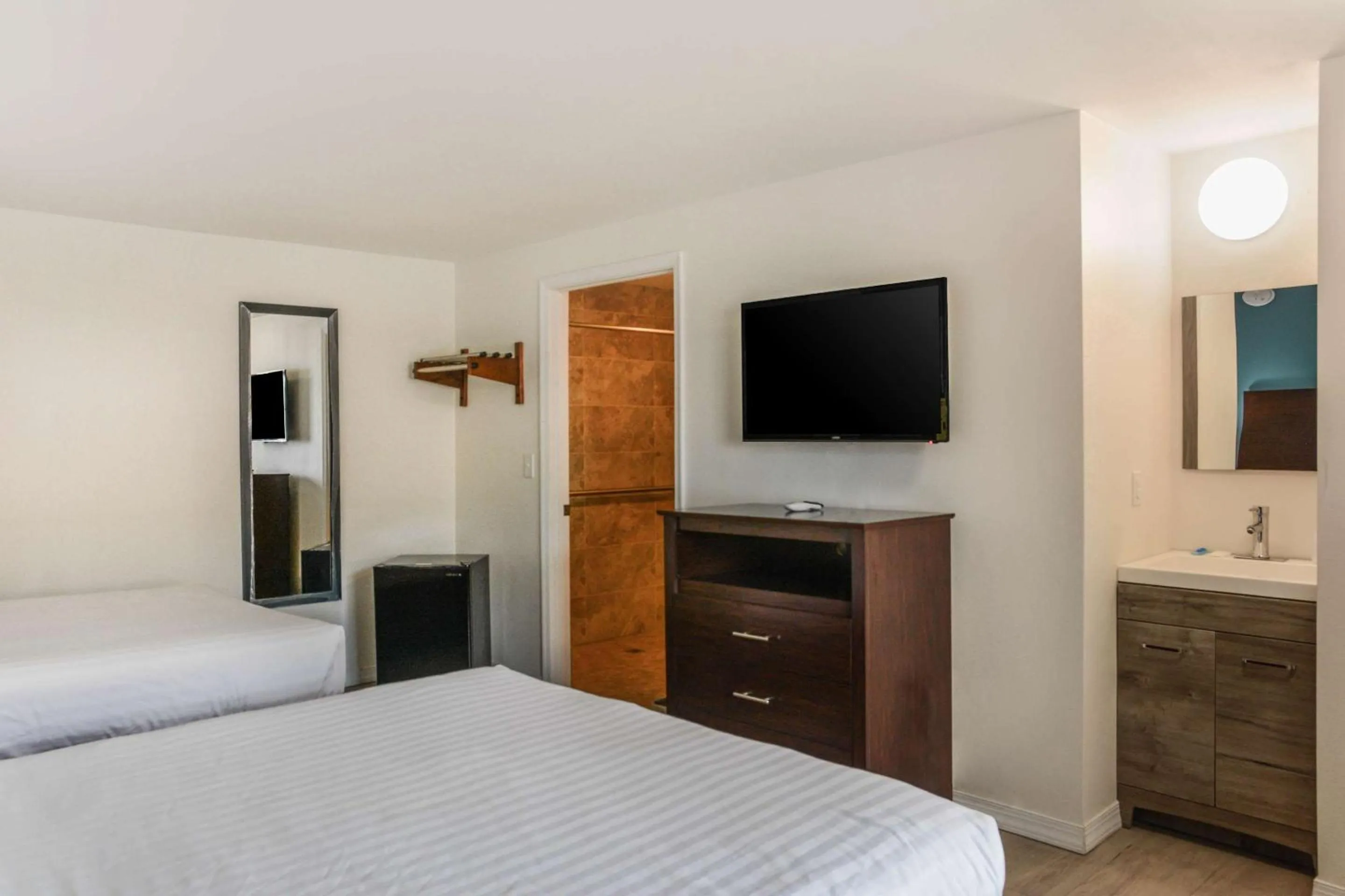 Bedroom, Bed in Rodeway Inn Milford