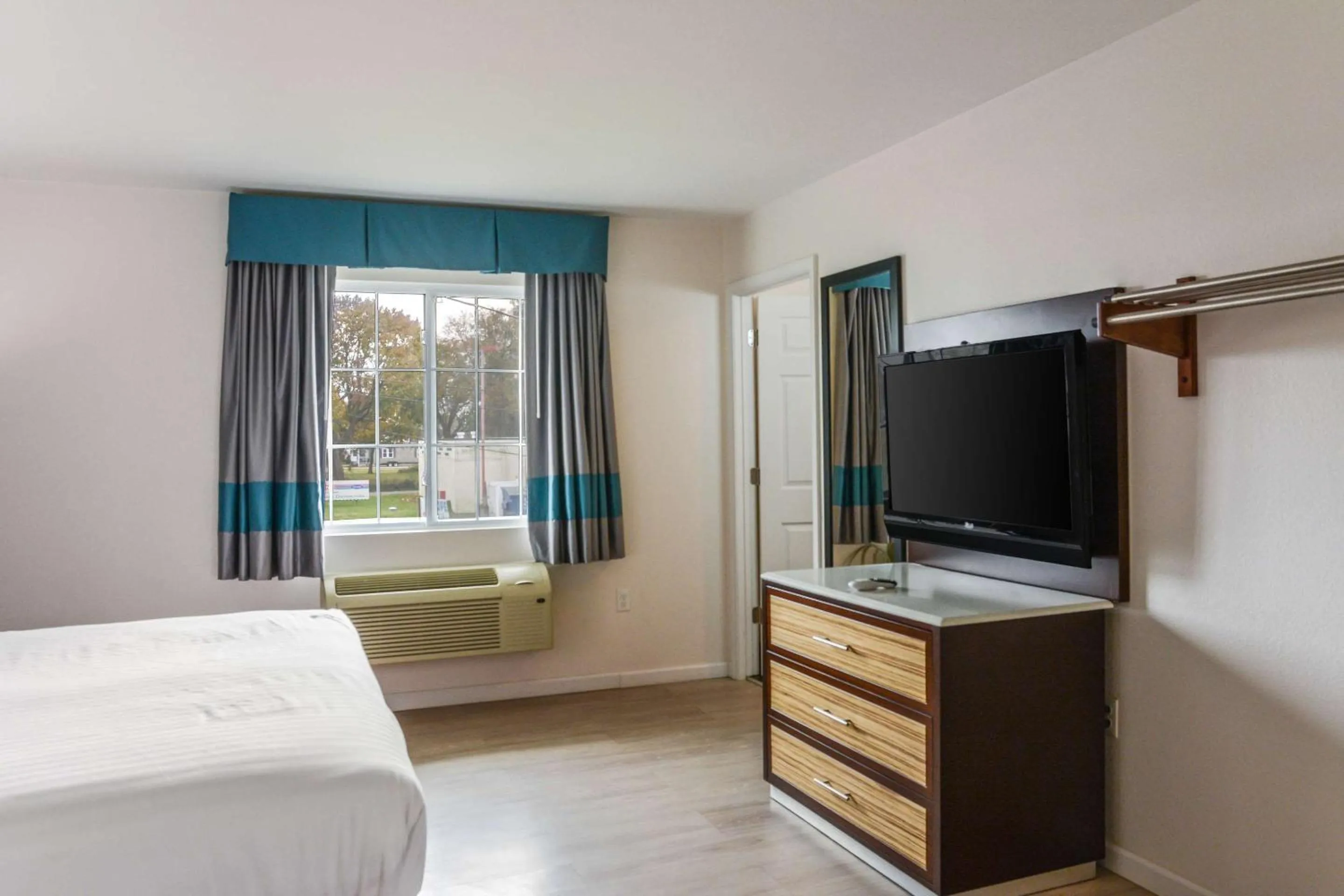 Bedroom, Bed in Rodeway Inn Milford