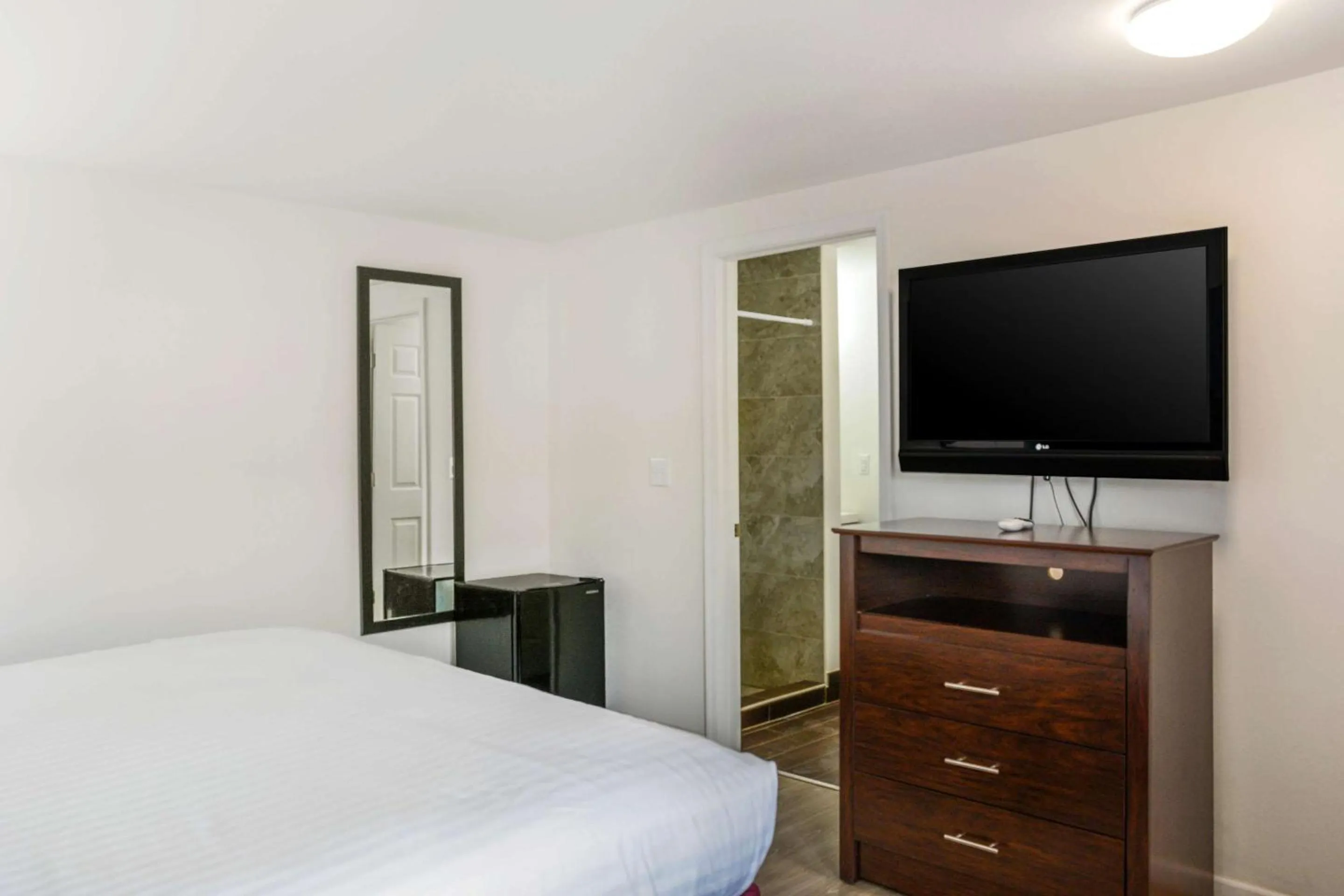 Bedroom, Bed in Rodeway Inn Milford