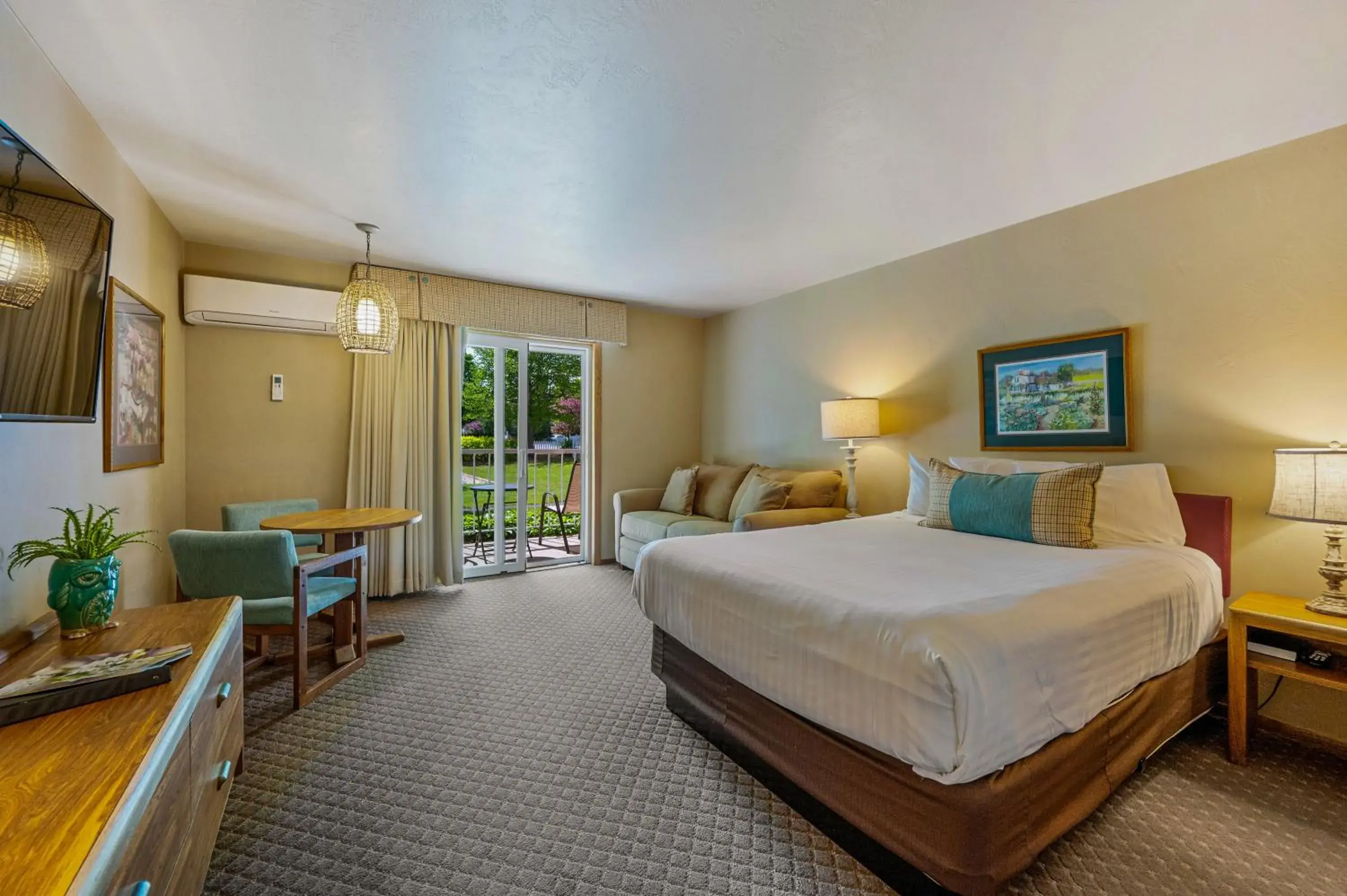 Deluxe Double Room with Balcony in Somerset Inn & Suites Deluxe Double Room with Balcony in Somerset Inn & Suites