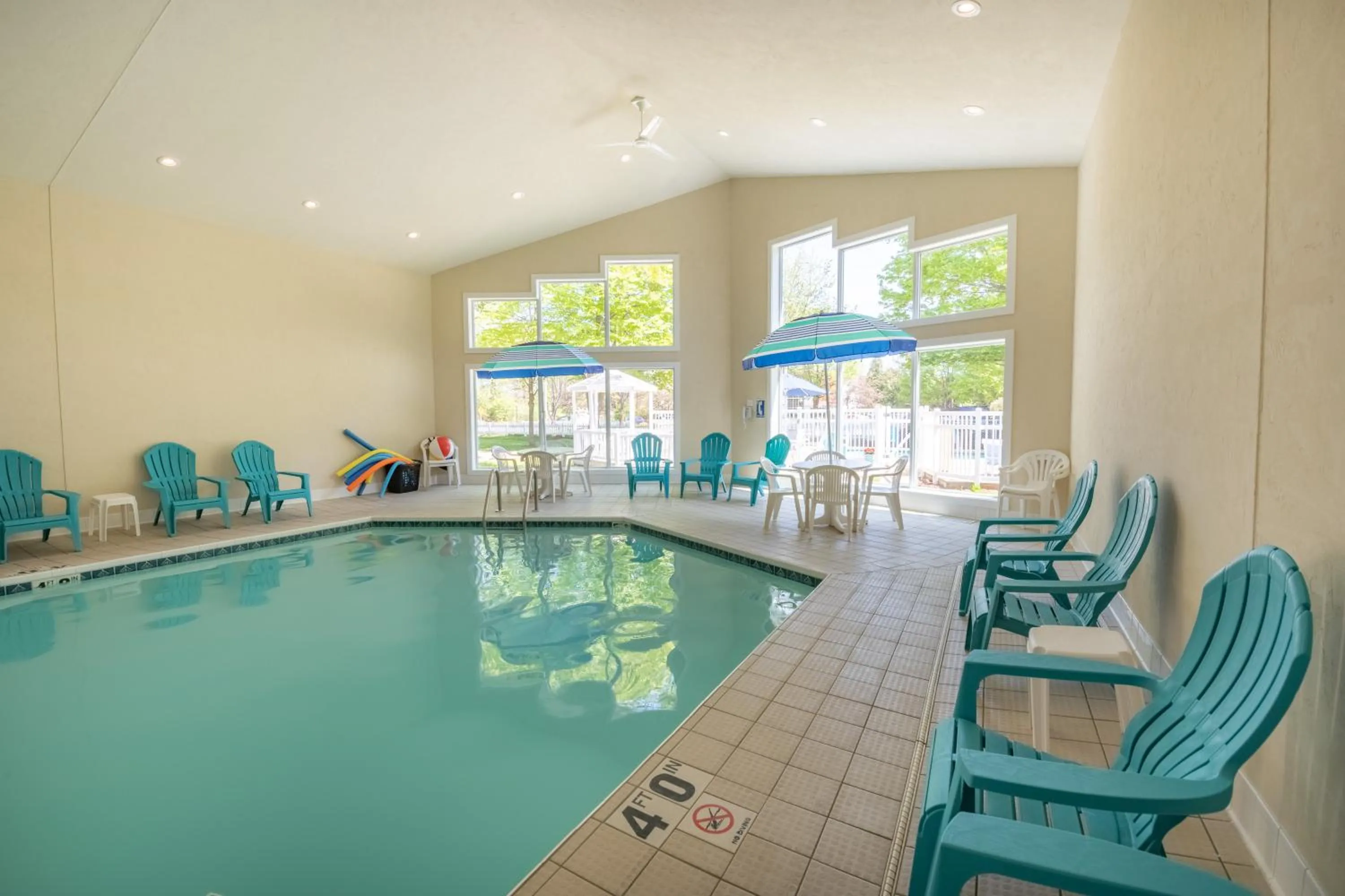 Swimming pool in Somerset Inn & Suites