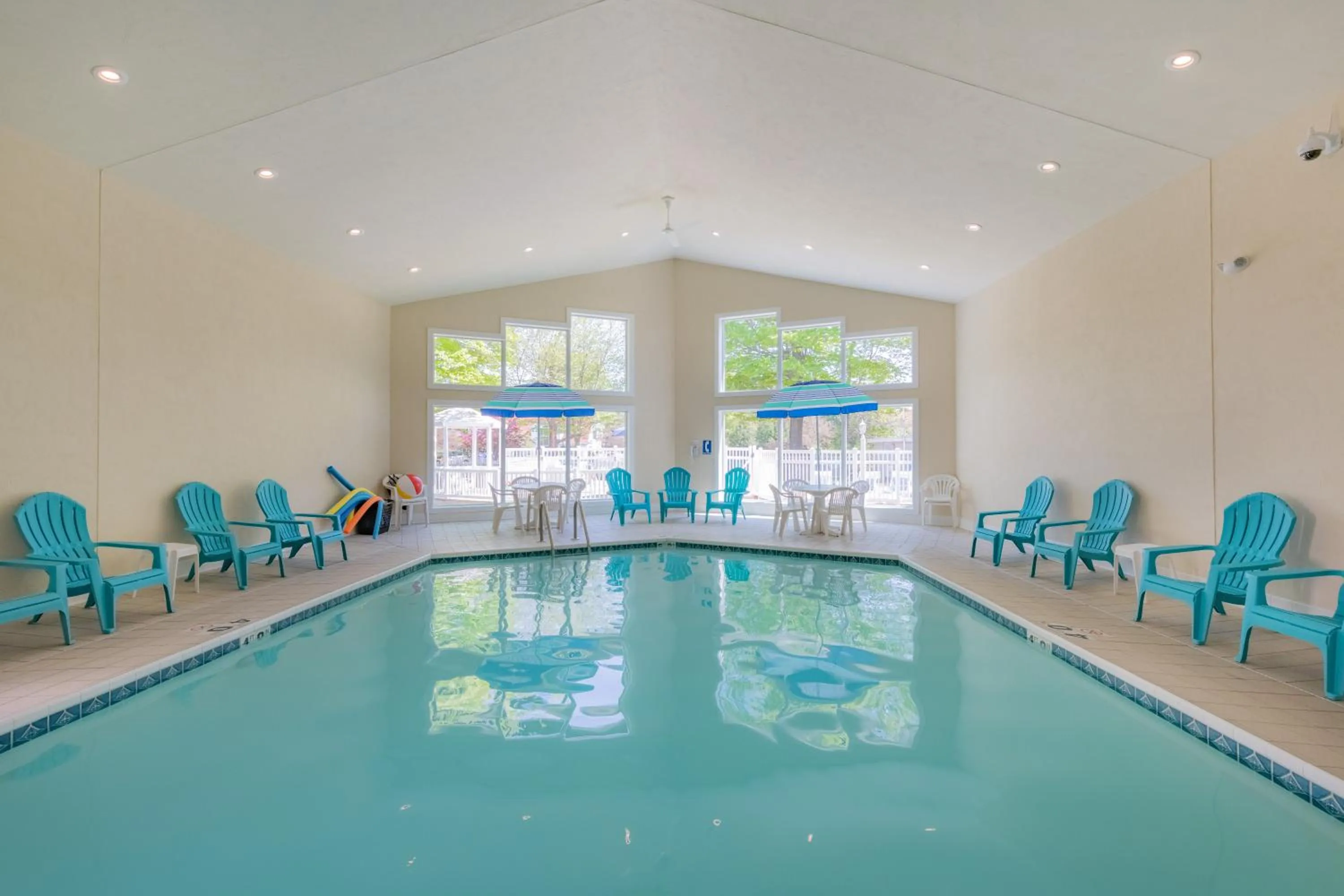 Swimming pool in Somerset Inn & Suites