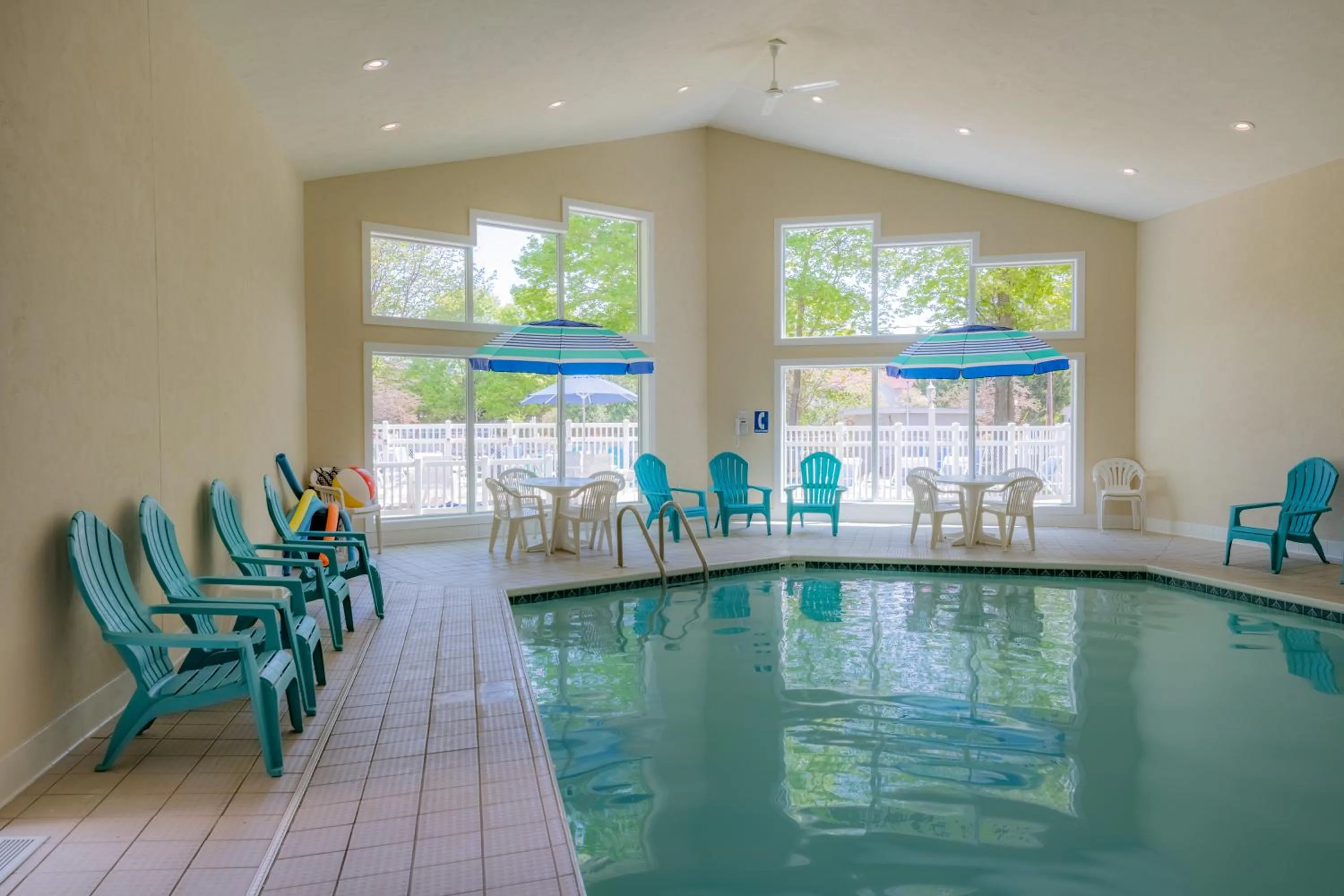 Swimming pool in Somerset Inn & Suites