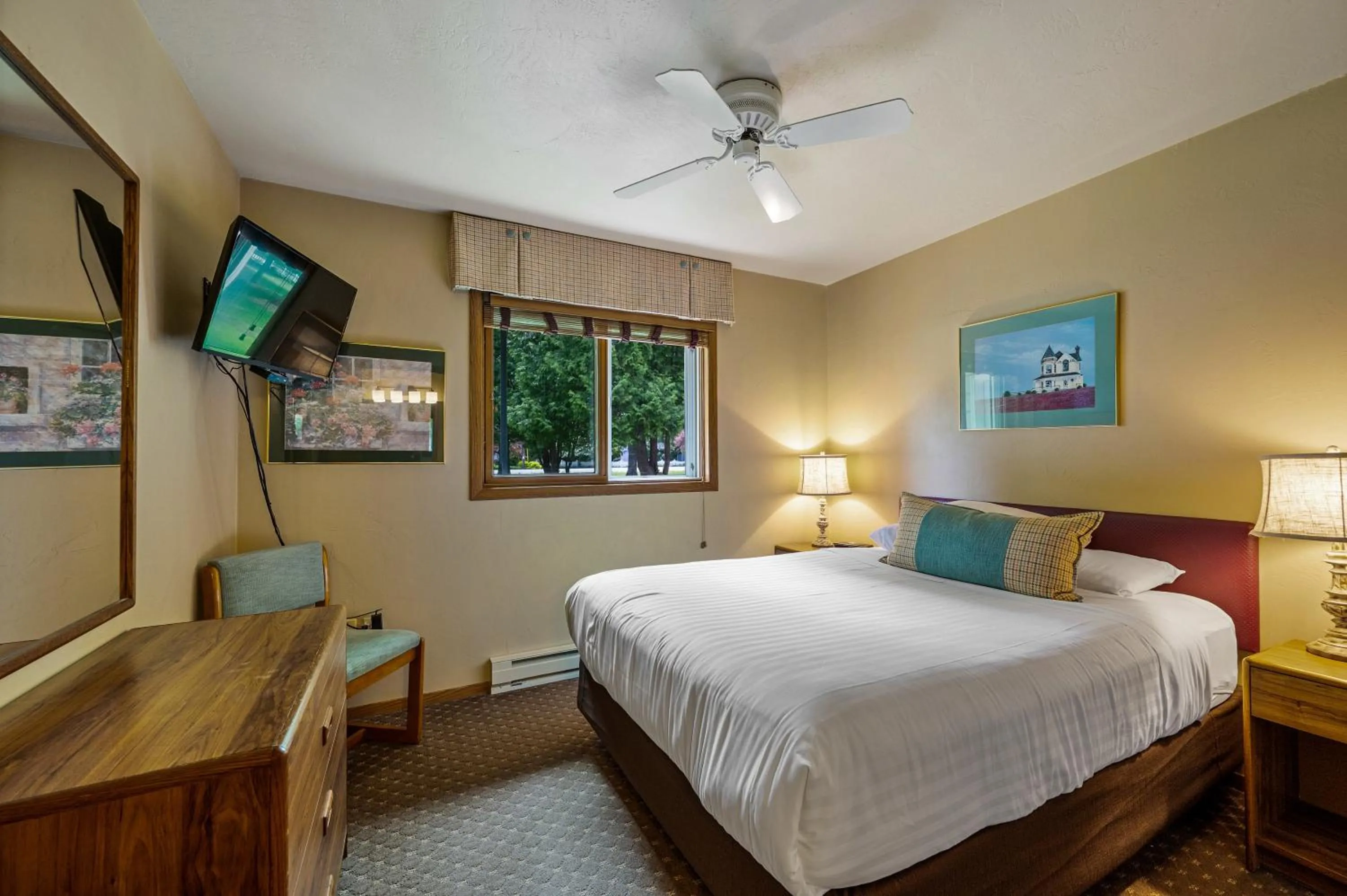 Bed in Somerset Inn & Suites