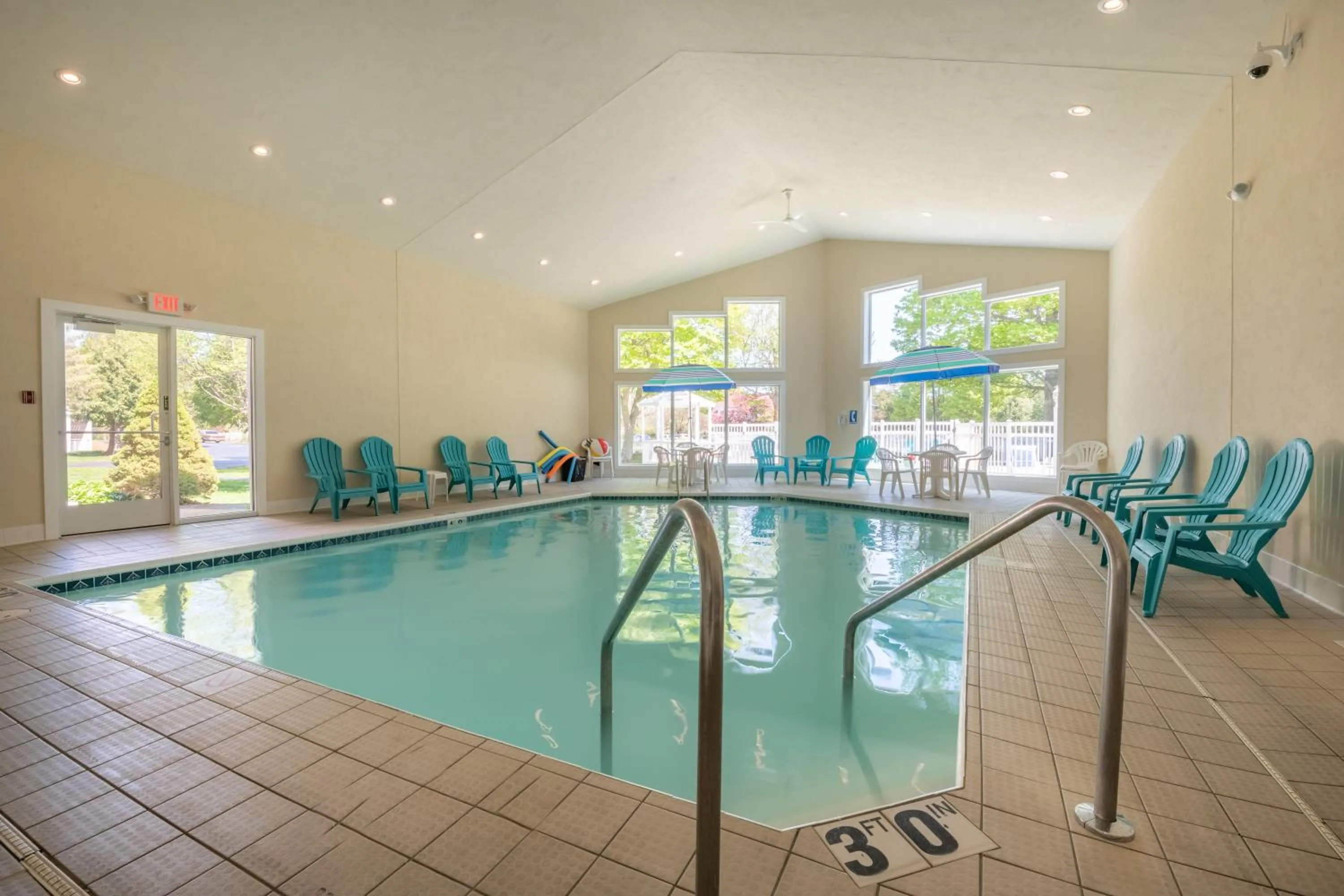 Swimming pool in Somerset Inn & Suites