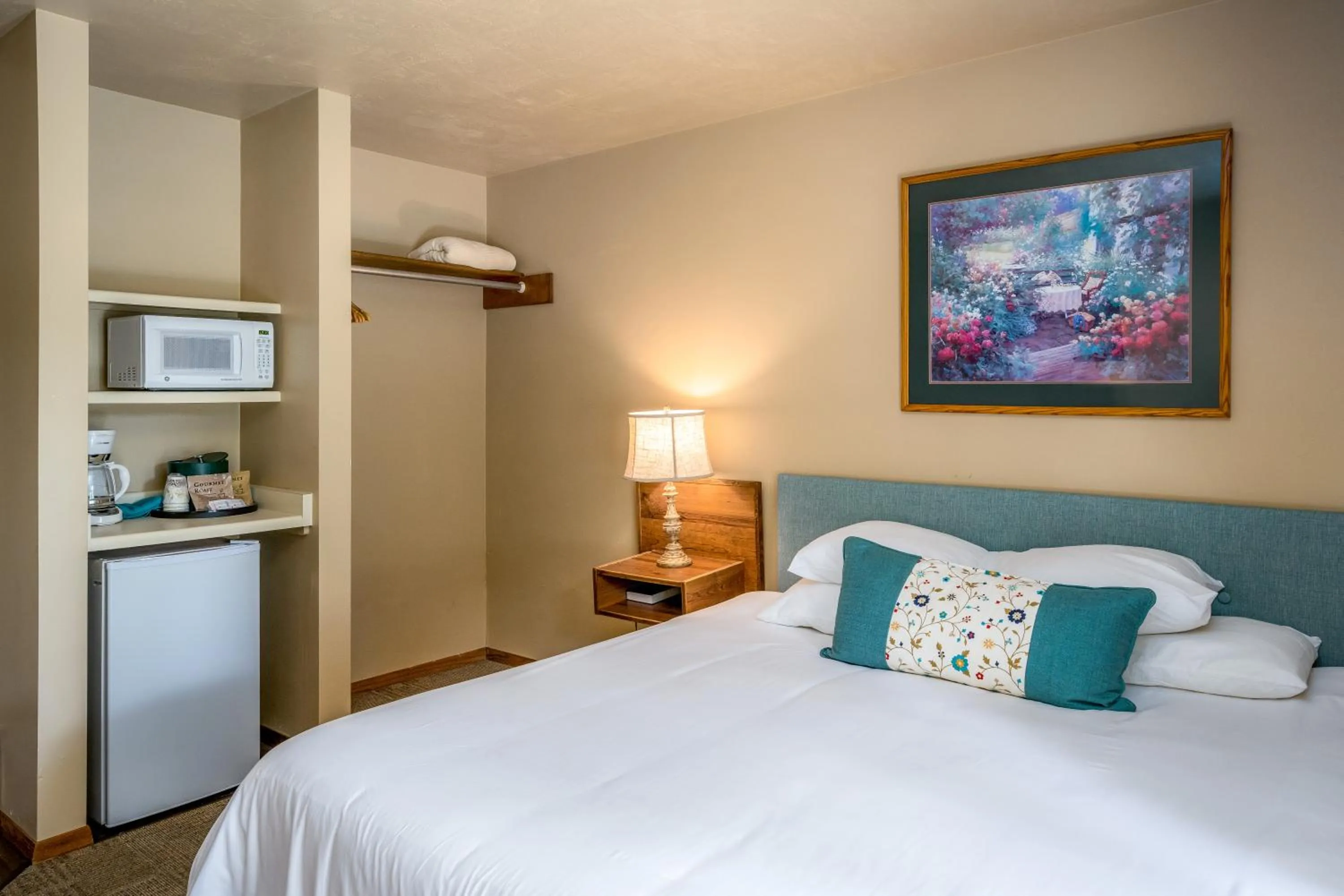 Photo of the whole room, Bed in Somerset Inn & Suites