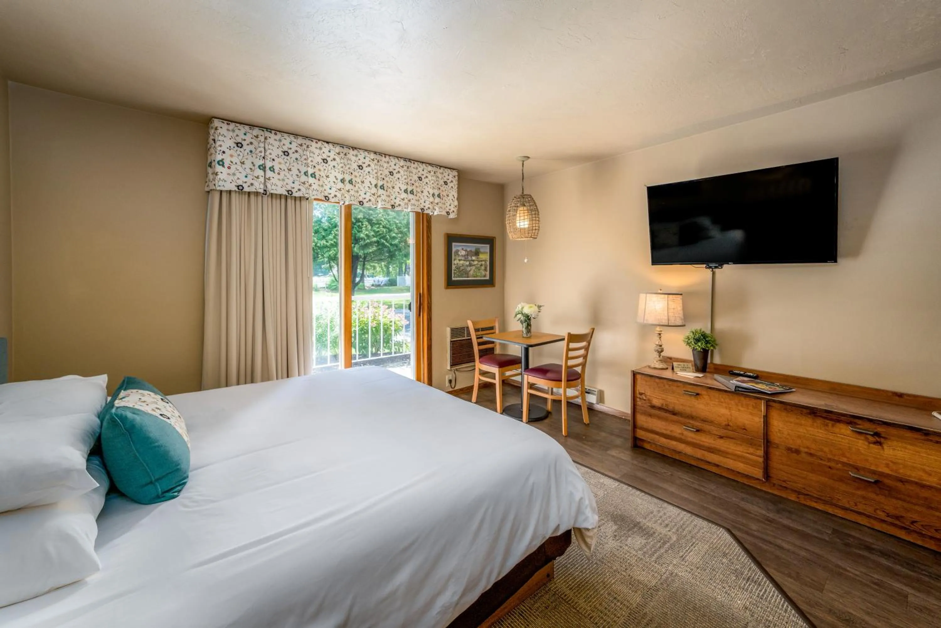 Photo of the whole room, Bed in Somerset Inn & Suites