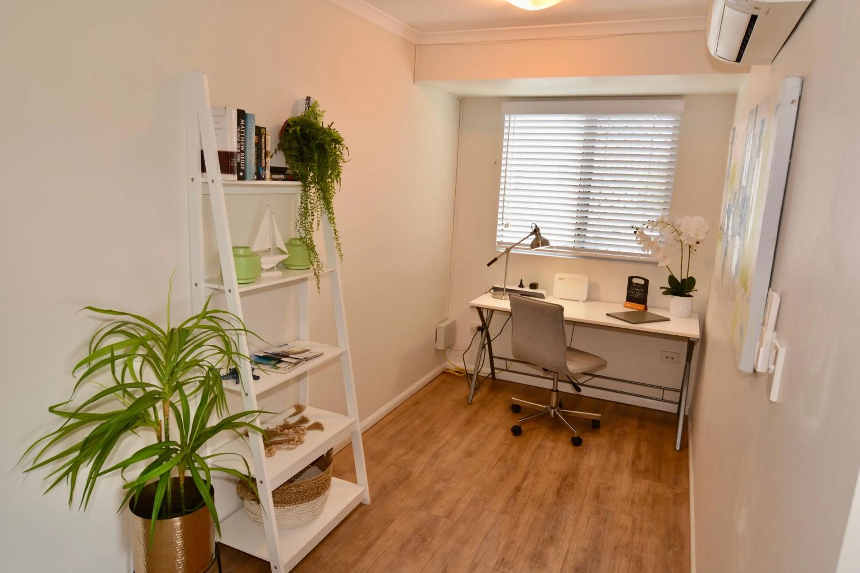 hair dresser in City Stadium Apartment on the riverfront