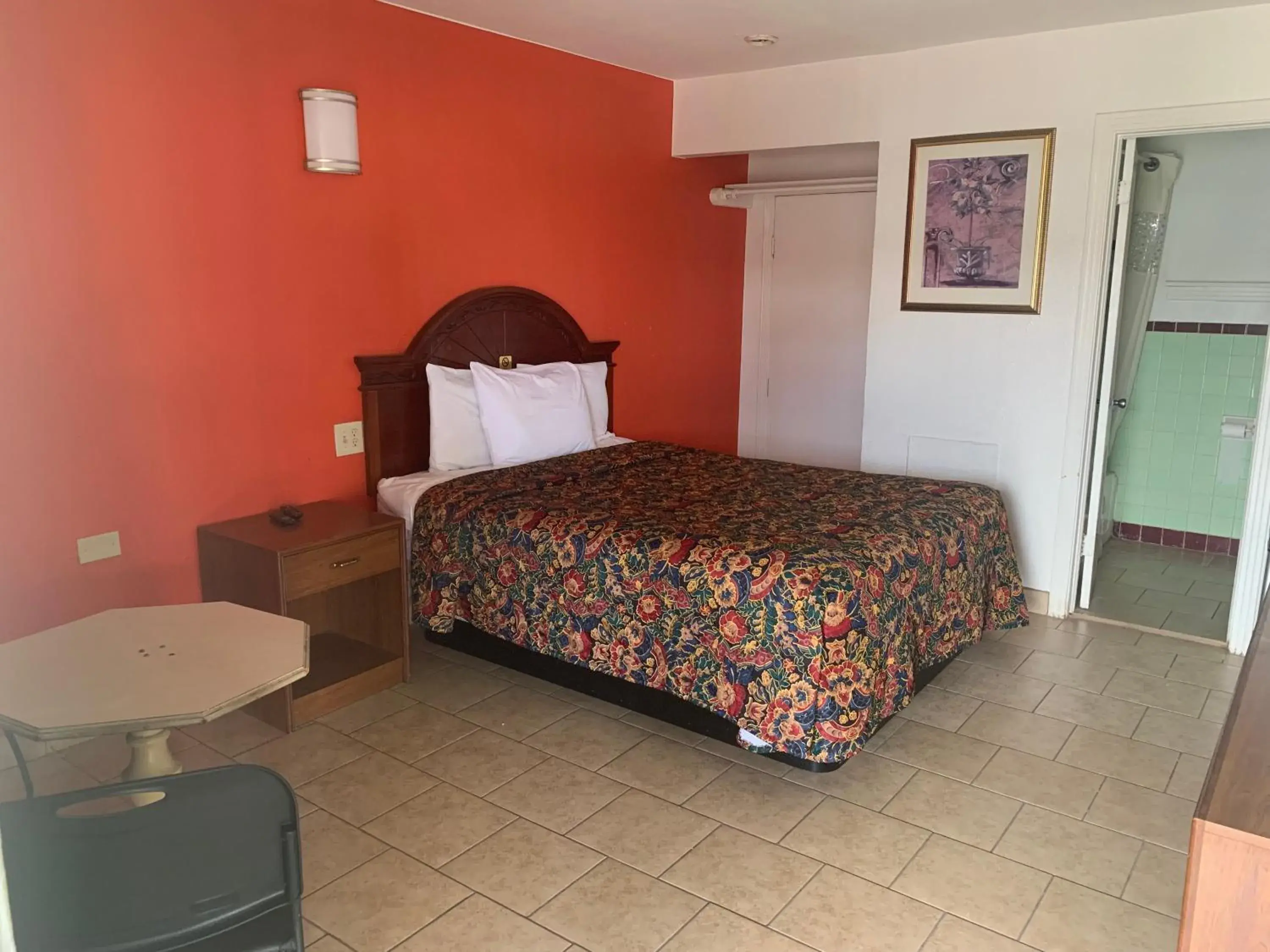 Standard Queen Room Non Smoking in Mayo Inn Standard Queen Room Non Smoking in Mayo Inn