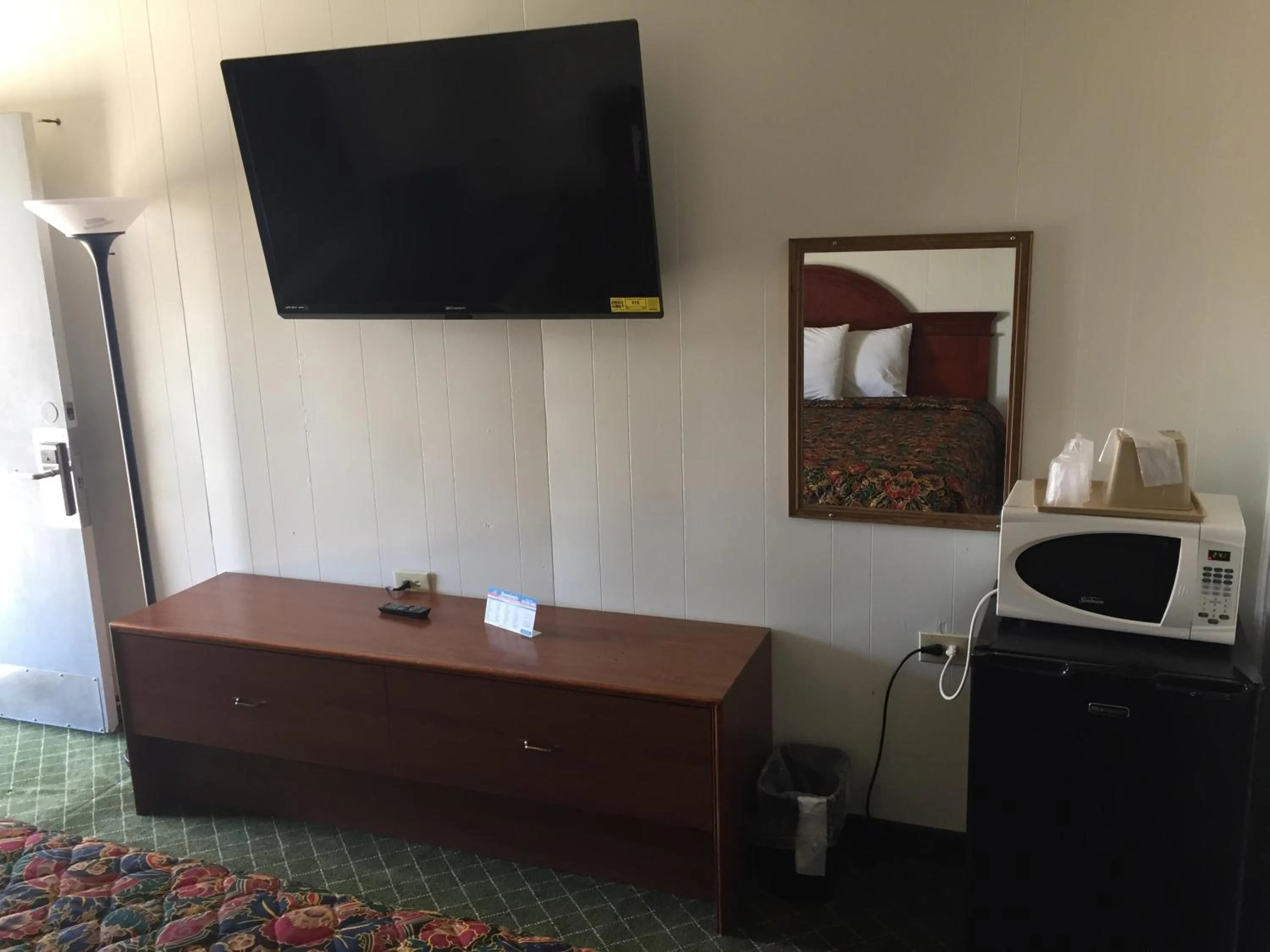 Communal lounge/ TV room in Mayo Inn