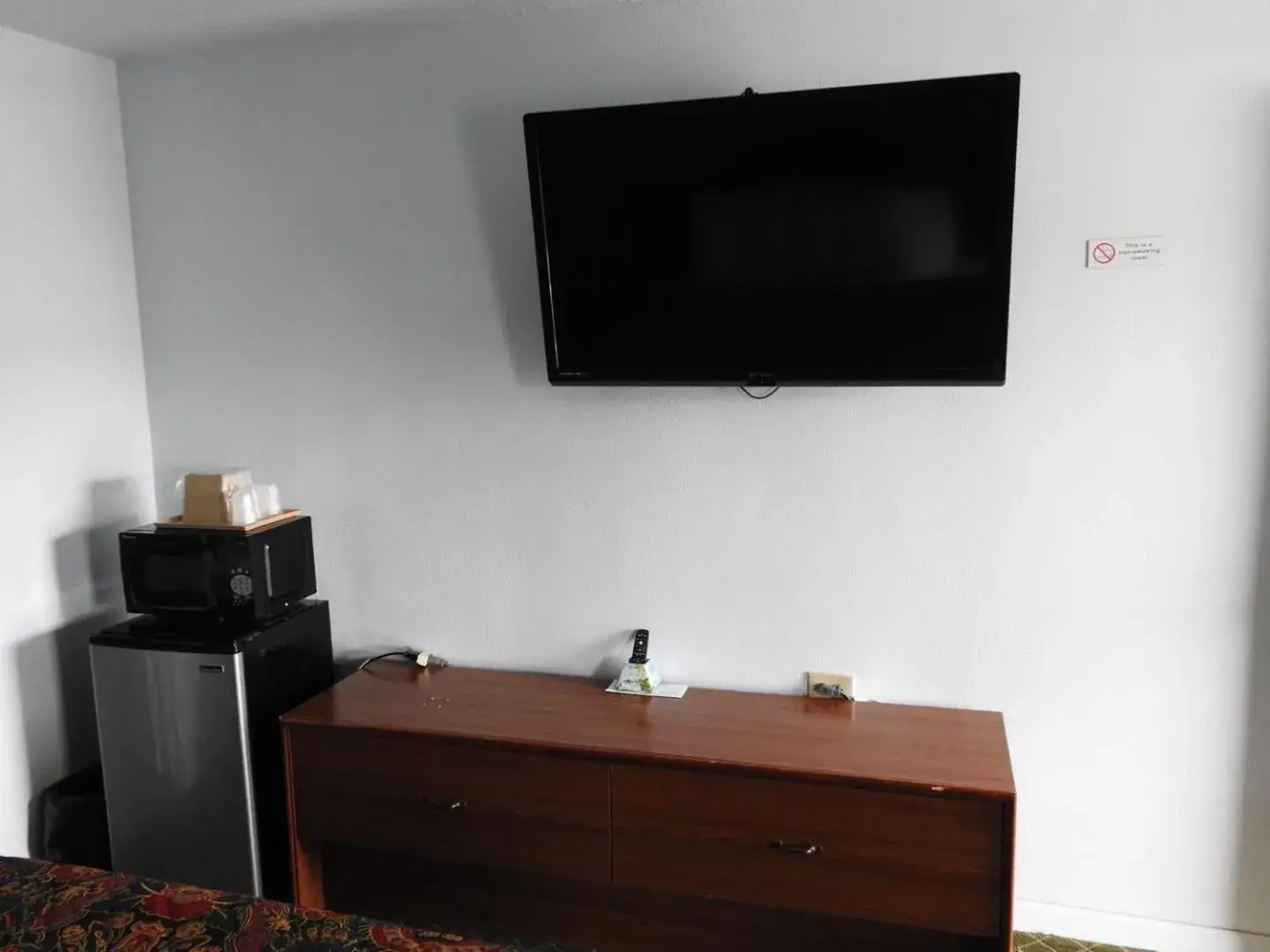 Queen Room with Two Queen Beds with Kitchenette in Mayo Inn Queen Room with Two Queen Beds with Kitchenette in Mayo Inn