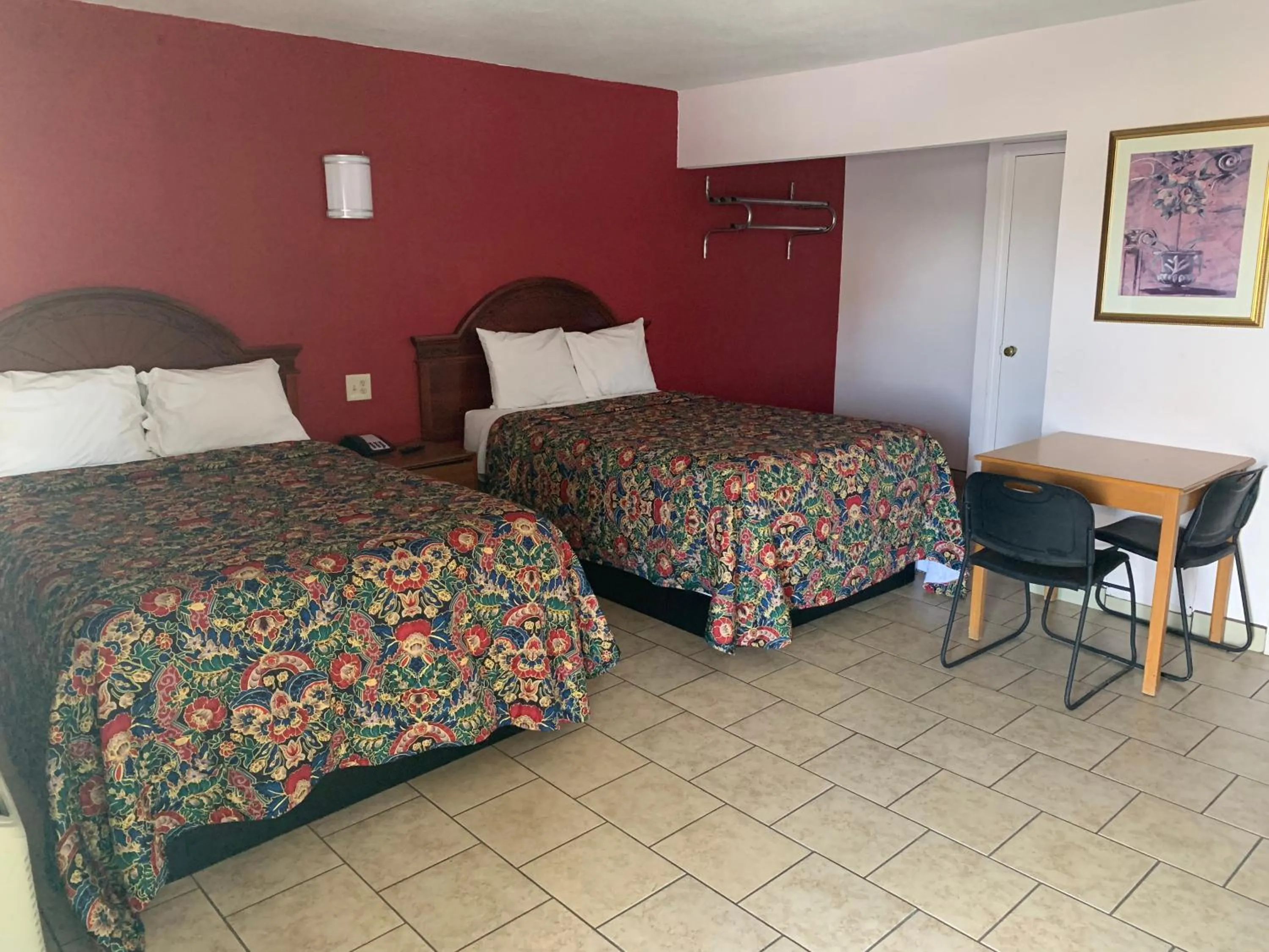 Photo of the whole room, Bed in Mayo Inn