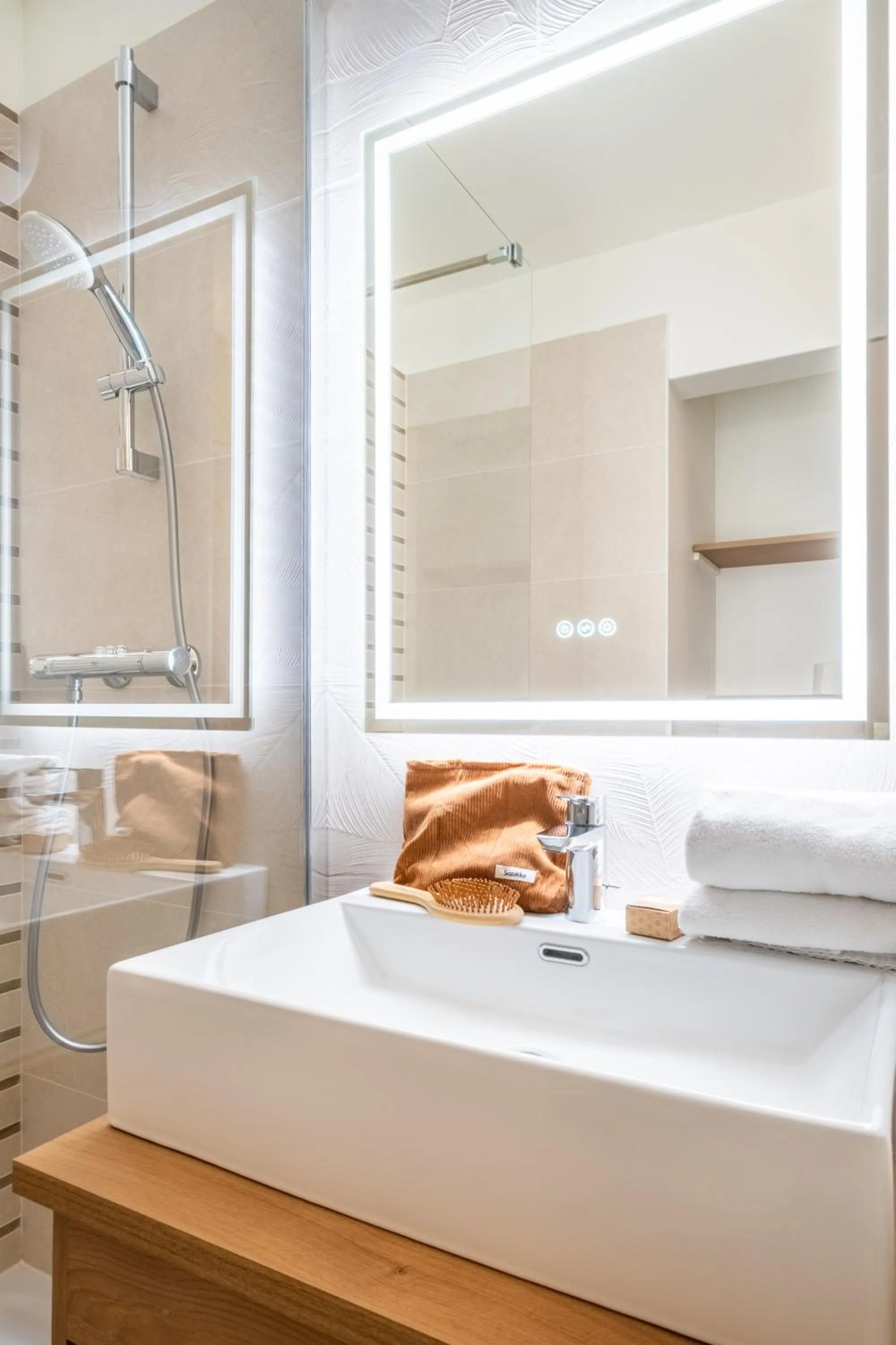 Shower, Bed in Résidence Pierre & Vacances Les Citronniers