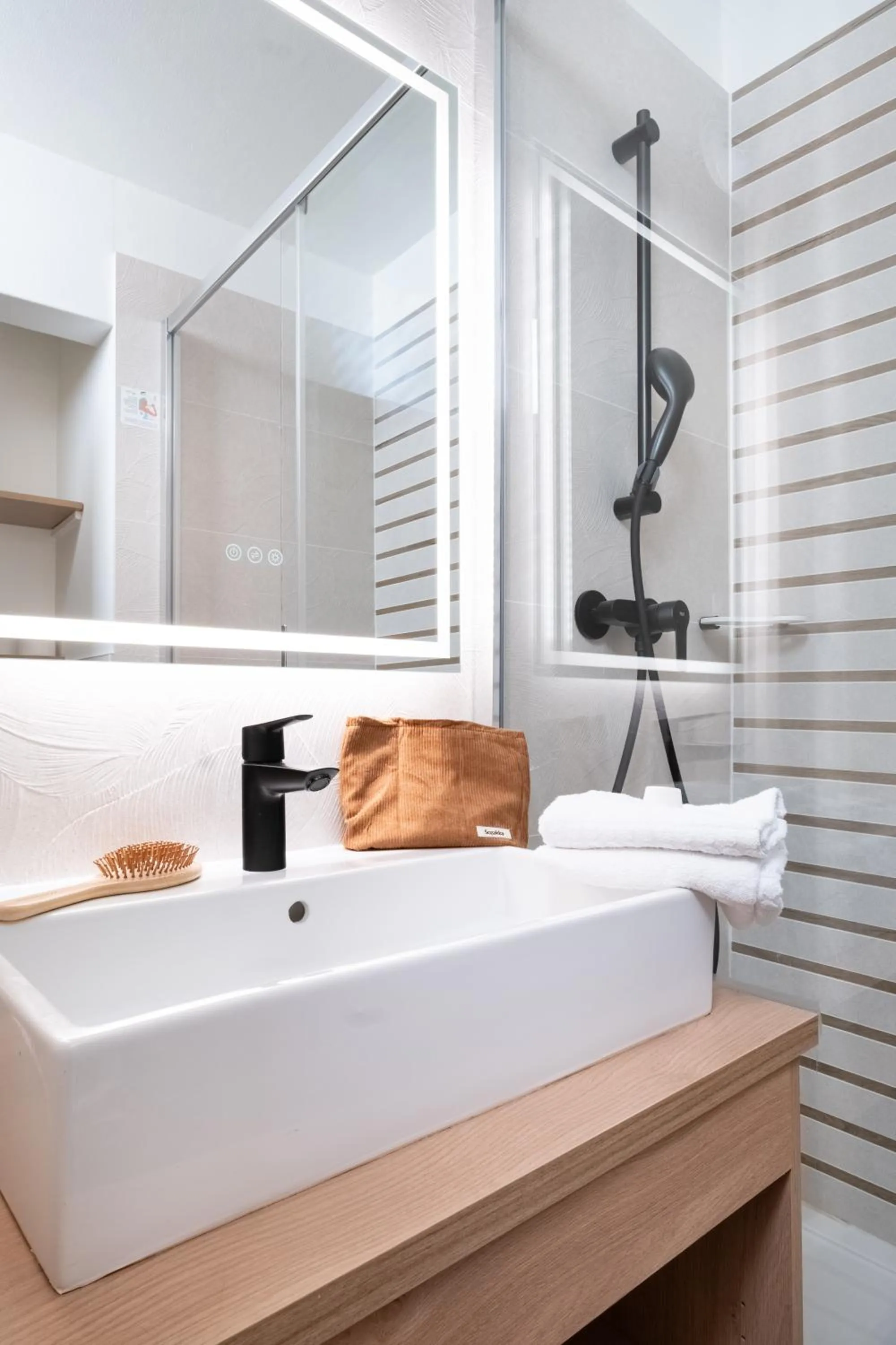 Shower, Bed in Résidence Pierre & Vacances Les Citronniers