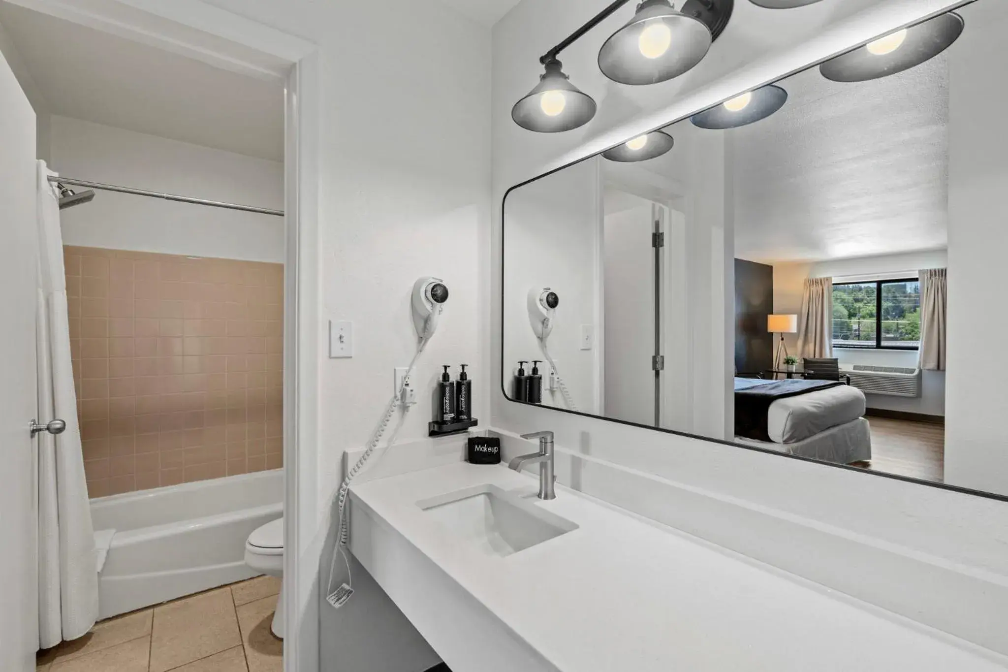 King Room - Non-Smoking in Adventure Inn Durango King Room - Non-Smoking in Adventure Inn Durango