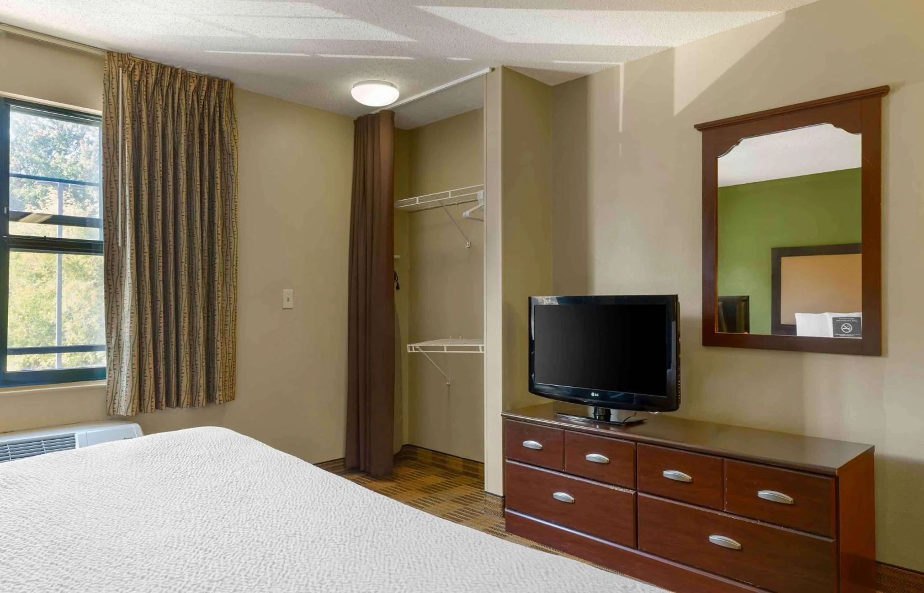 Bedroom, Bed in Extended Stay America Select Suites - Peoria - North