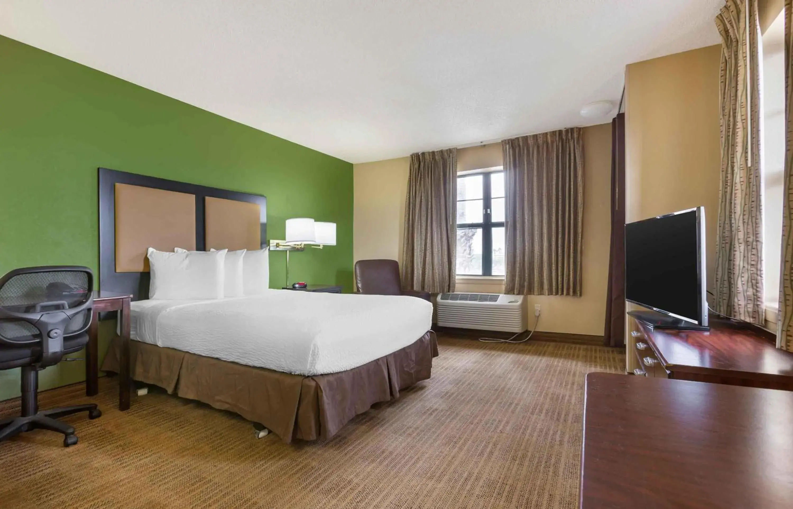 Bedroom, Bed in Extended Stay America Suites - Phoenix - Mesa Bedroom, Bed in Extended Stay America Suites - Phoenix - Mesa