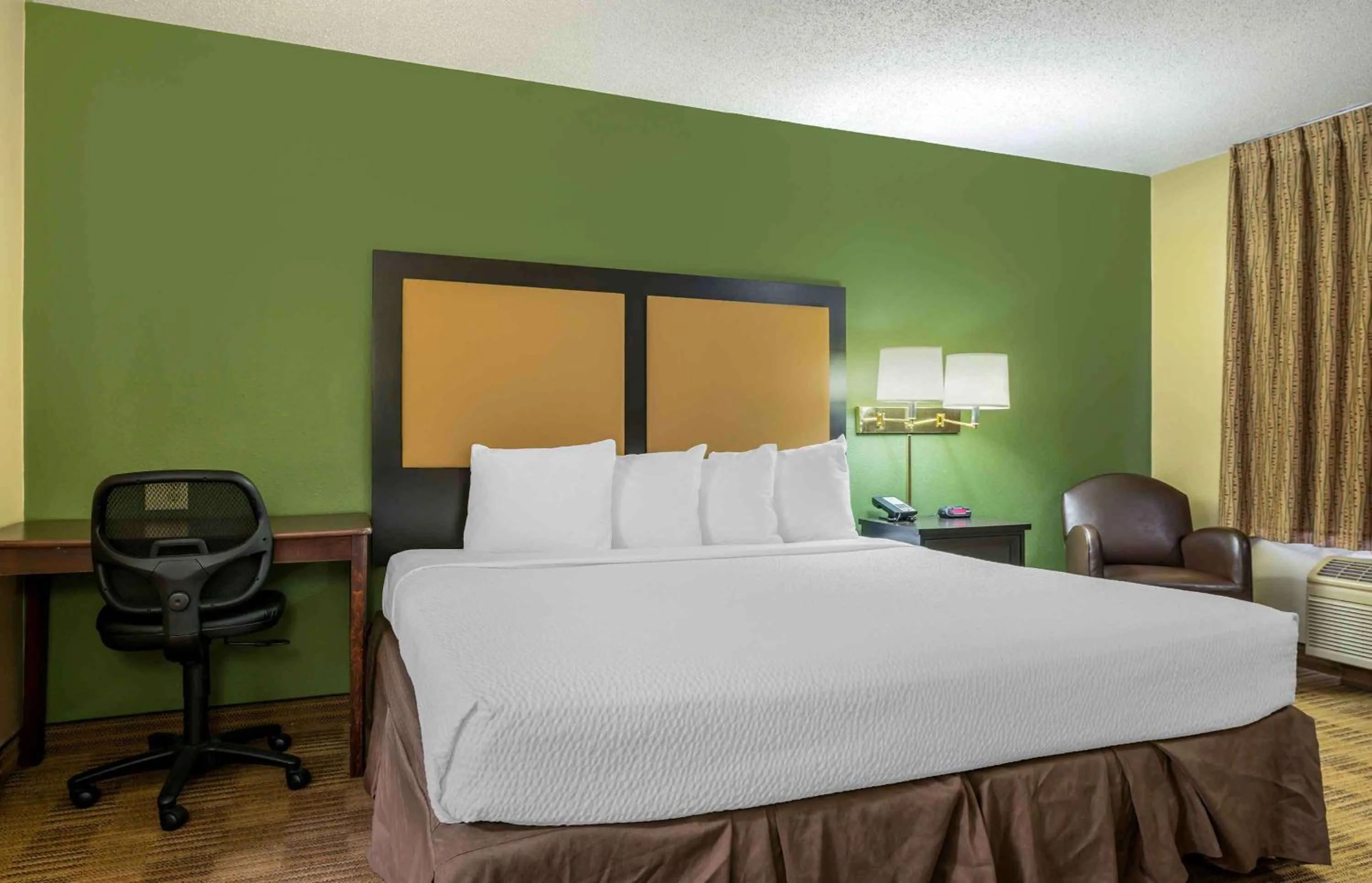 Bedroom, Bed in Extended Stay America Suites - South Bend - Mishawaka - North
