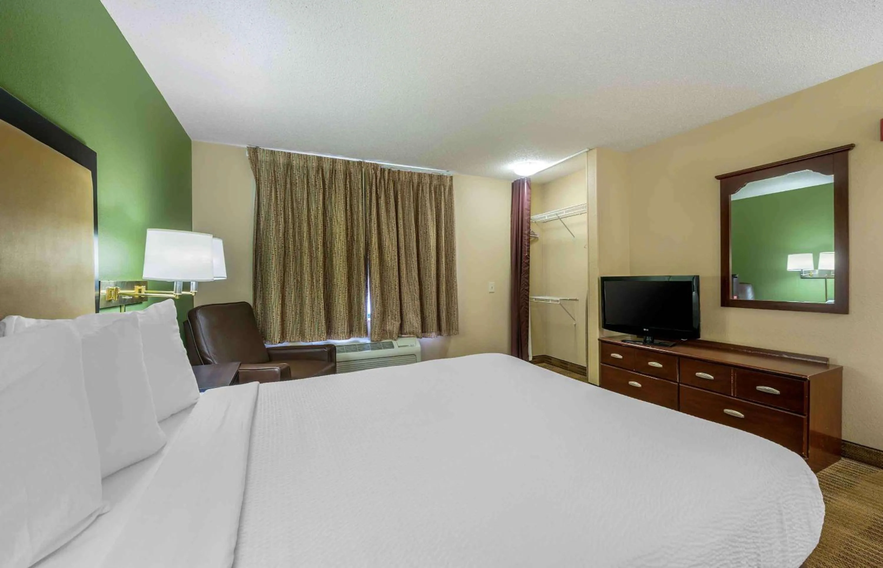 Bedroom, Bed in Extended Stay America Suites - South Bend - Mishawaka - North