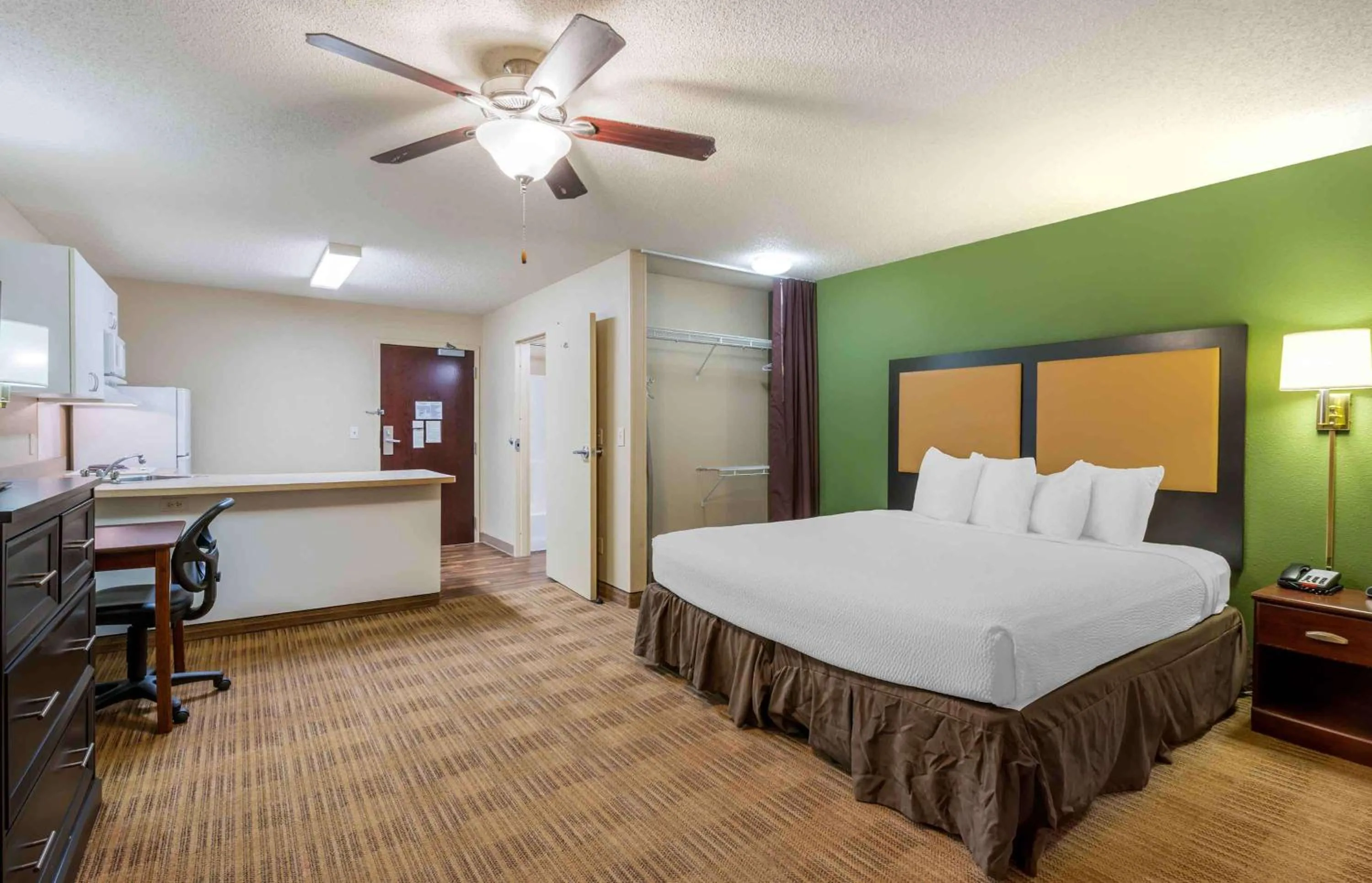 Bedroom, Bed in Extended Stay America Suites - South Bend - Mishawaka - North