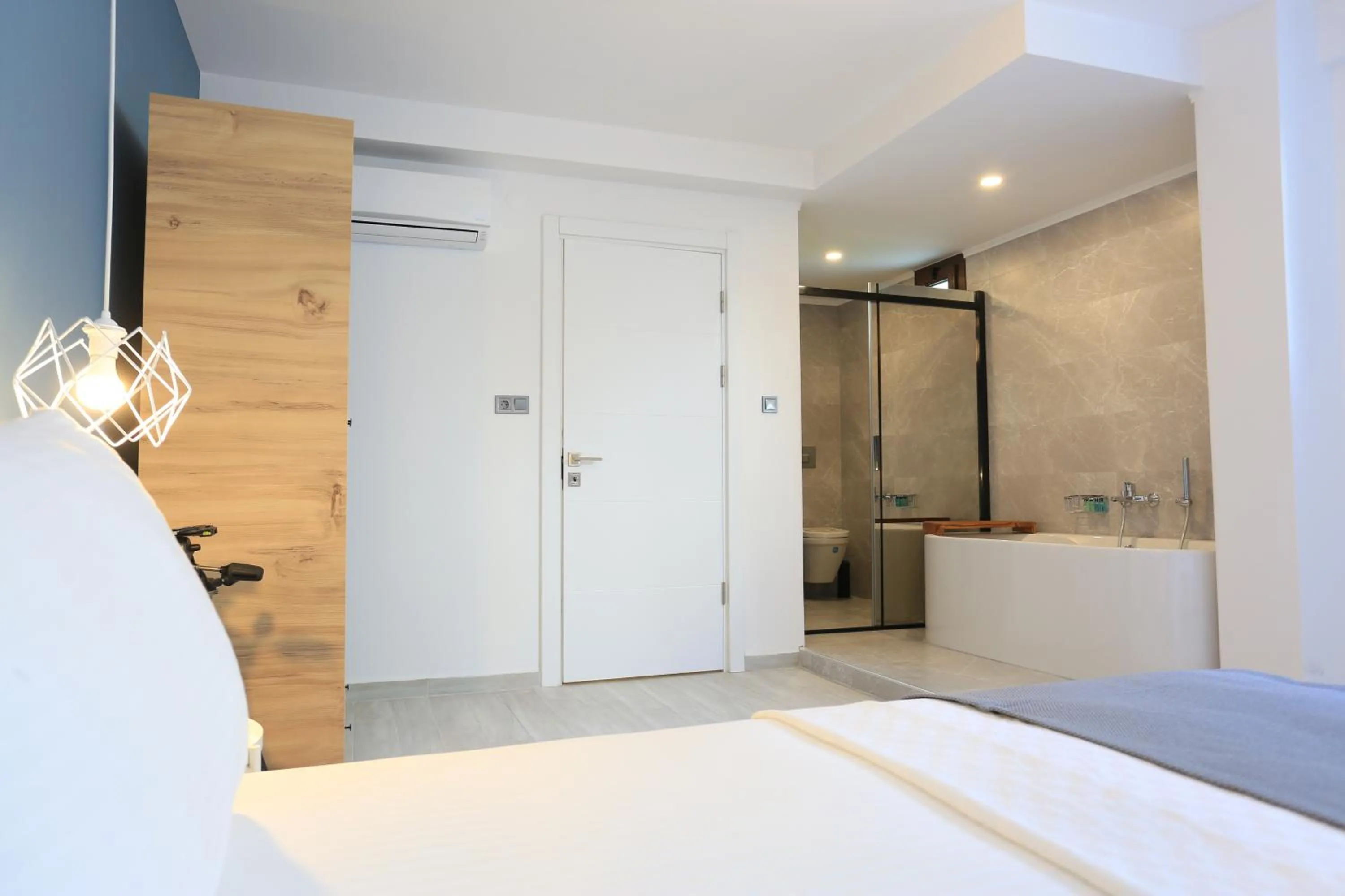 Photo of the whole room, Bed in Verde Suites Akyaka