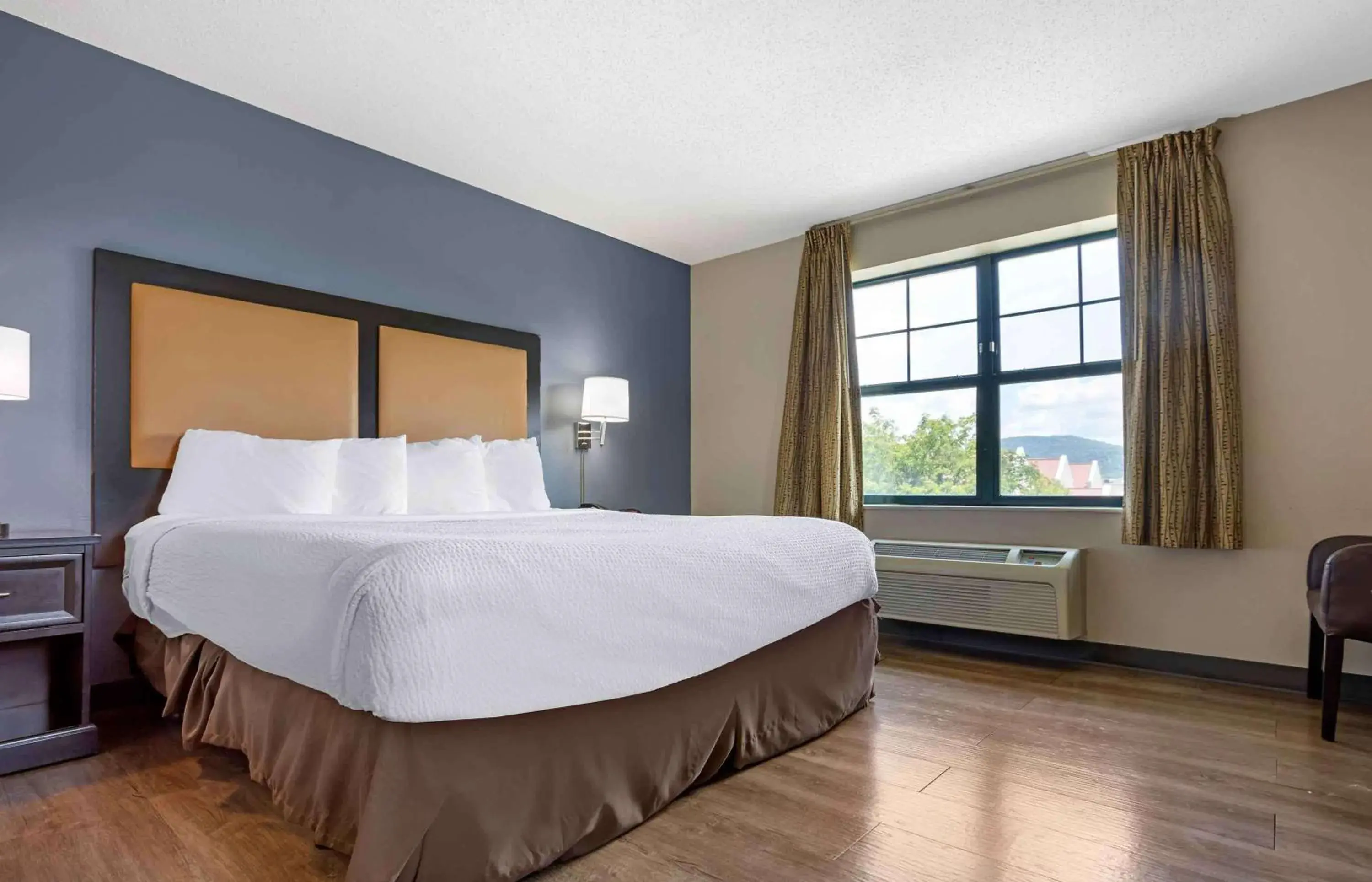 Bedroom, Bed in Extended Stay America Suites - Fishkill - Westage Center Bedroom, Bed in Extended Stay America Suites - Fishkill - Westage Center